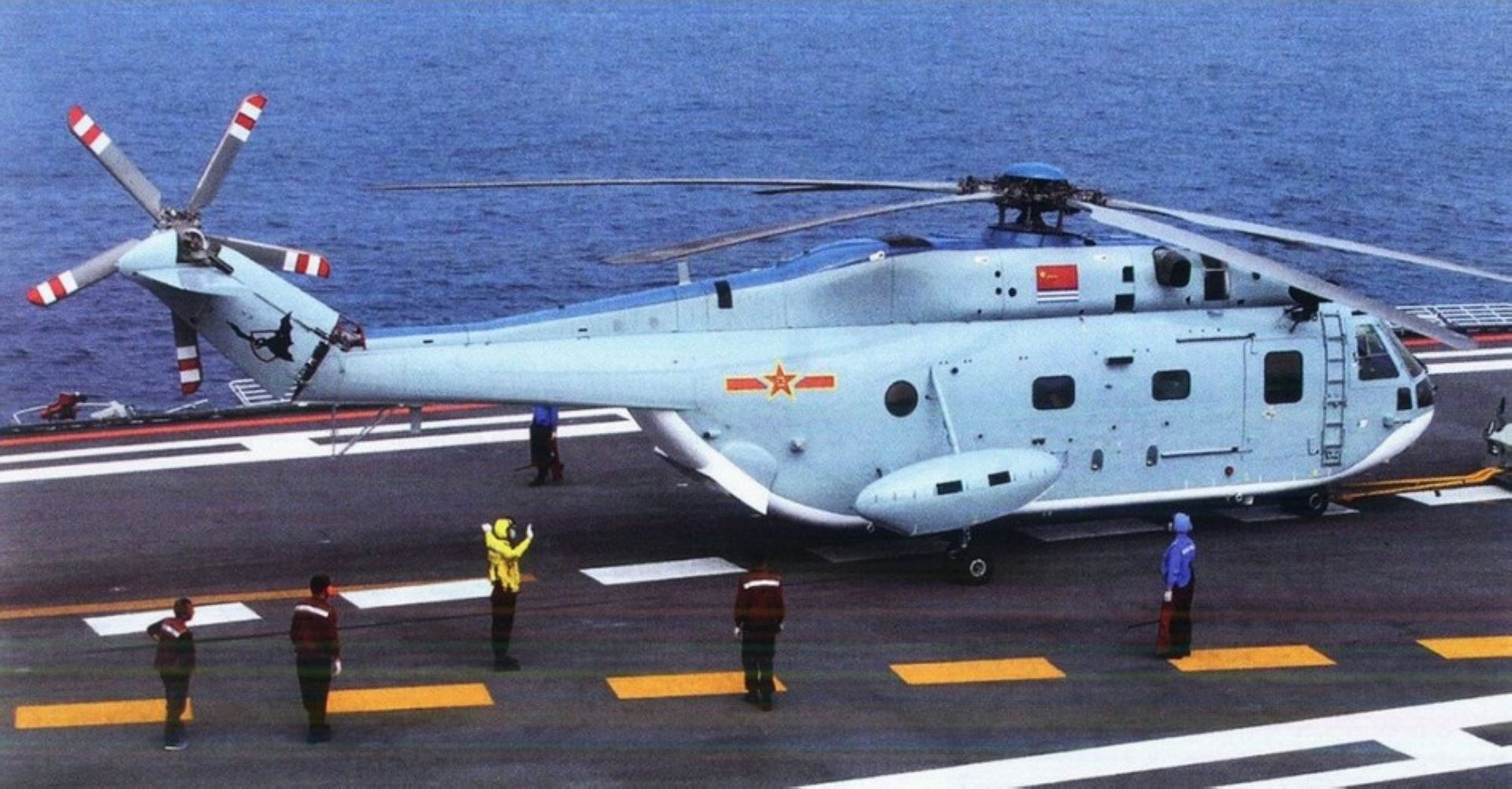 中国辽宁号航母搭载的作为舰载预警机的直-18舰载直升机。（Rruters）