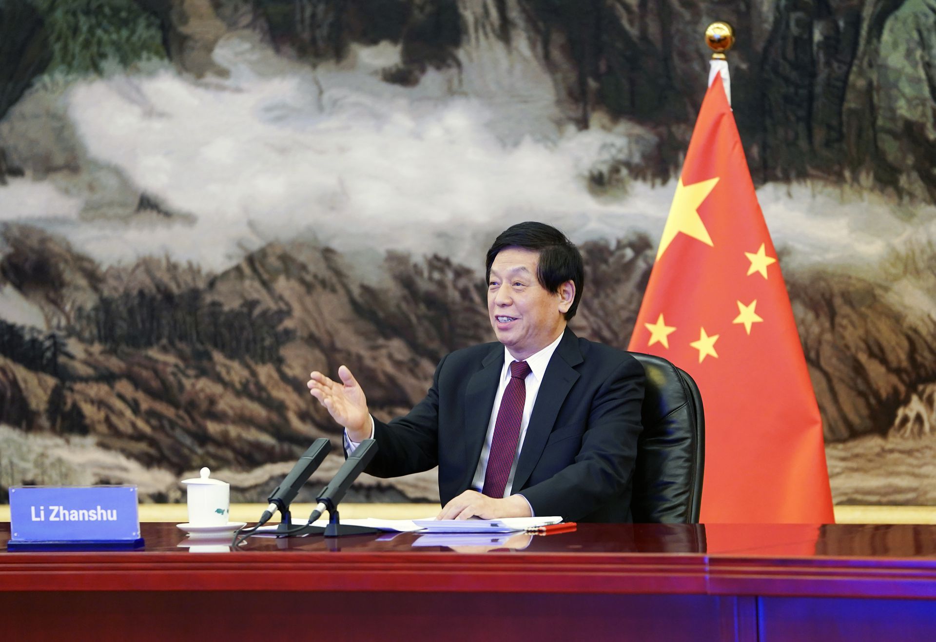 2020年12月21日，中国全国人大常委会委员长栗战书在北京人民大会堂以视频方式同韩国国会议长朴炳锡举行会谈。（新华社）