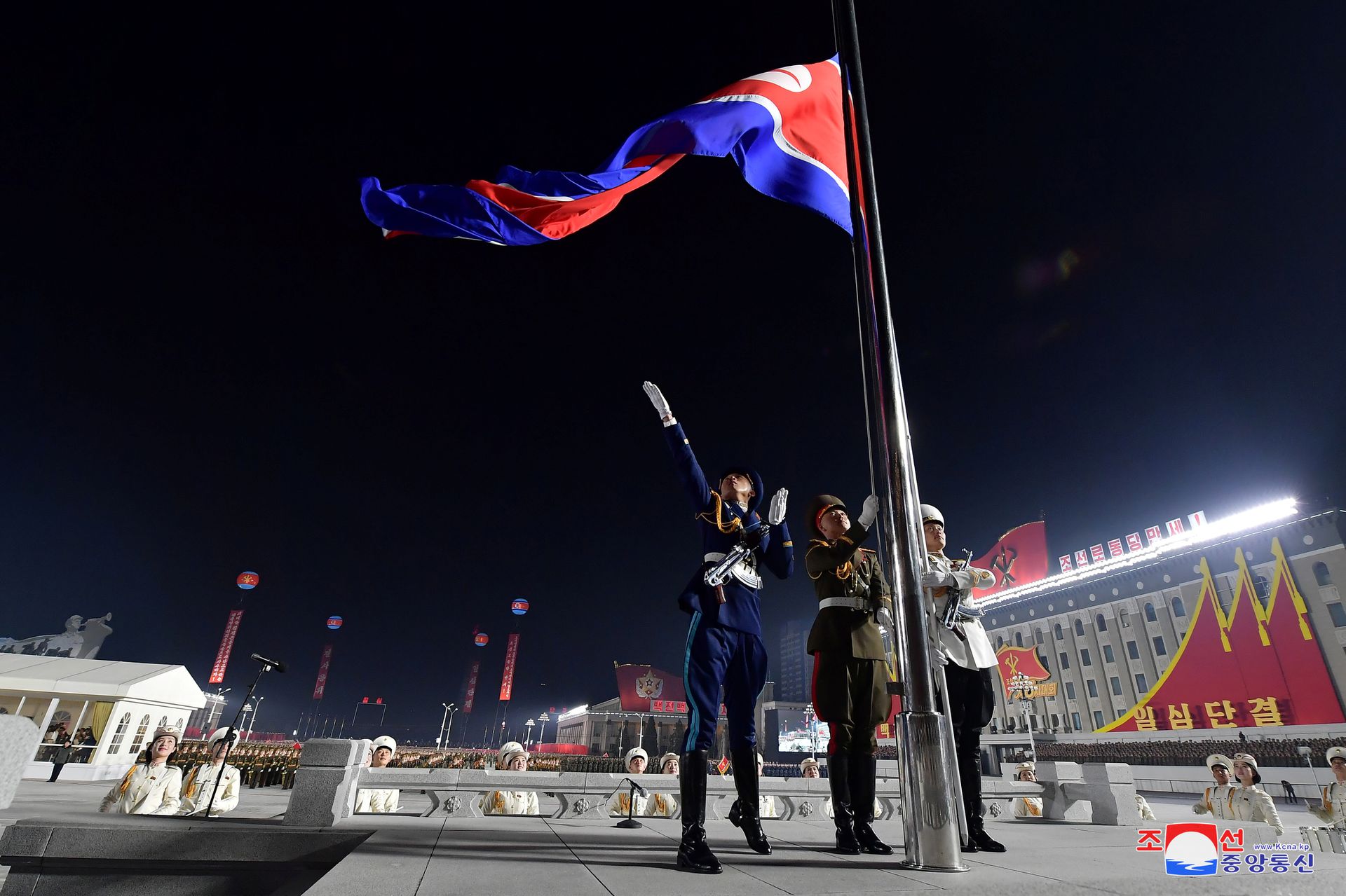 2021年1月14日，朝鲜阅兵活动开始前，在平壤金日成广场举行升旗仪式。（Reuters）