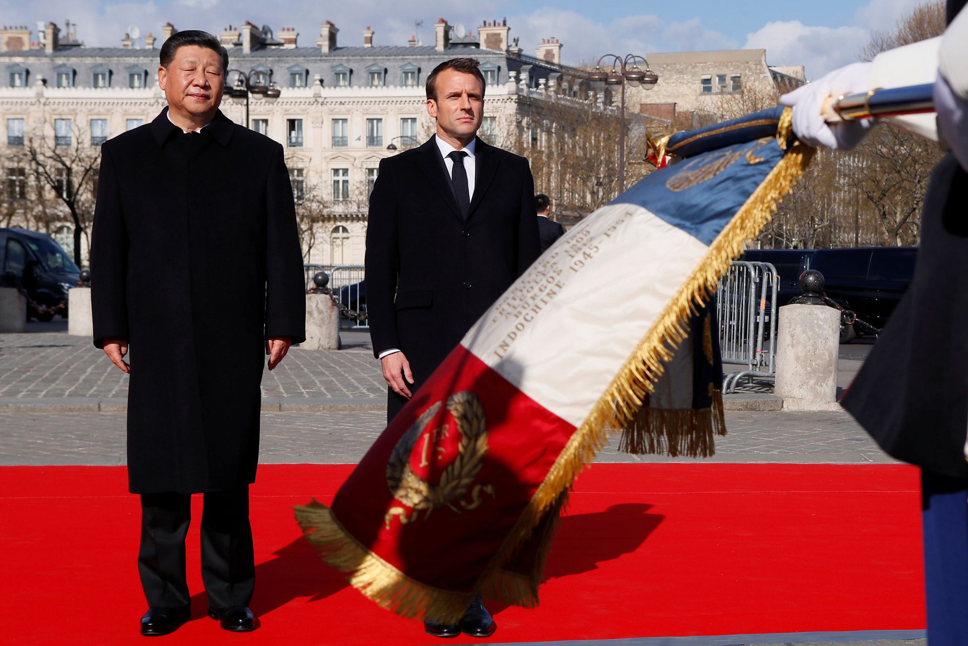 2019年3月25日，在法国巴黎凯旋门前，法国总统马克龙和中国国家主席习近平检阅仪仗队。（Reuters）