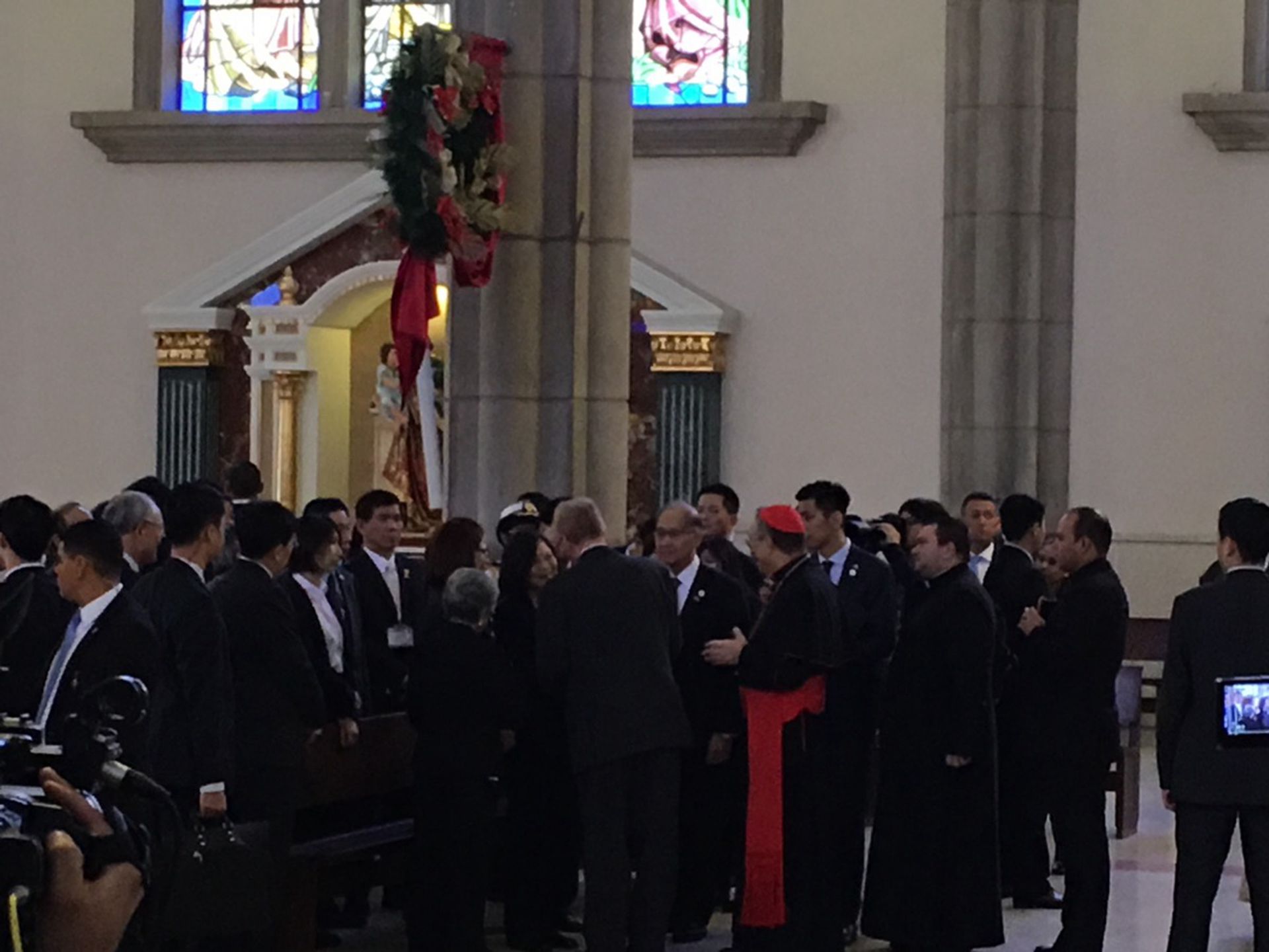 2017年1月9日，蔡英文前往洪都拉斯首都的天主教教堂参观。（中央社）
