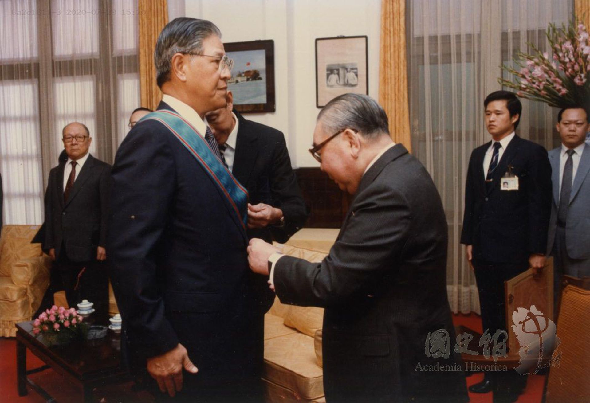 1985年11月5日。蒋经国赠勋李登辉。有台学者评价李登辉脱离蒋经国窠臼。（台湾国史馆）