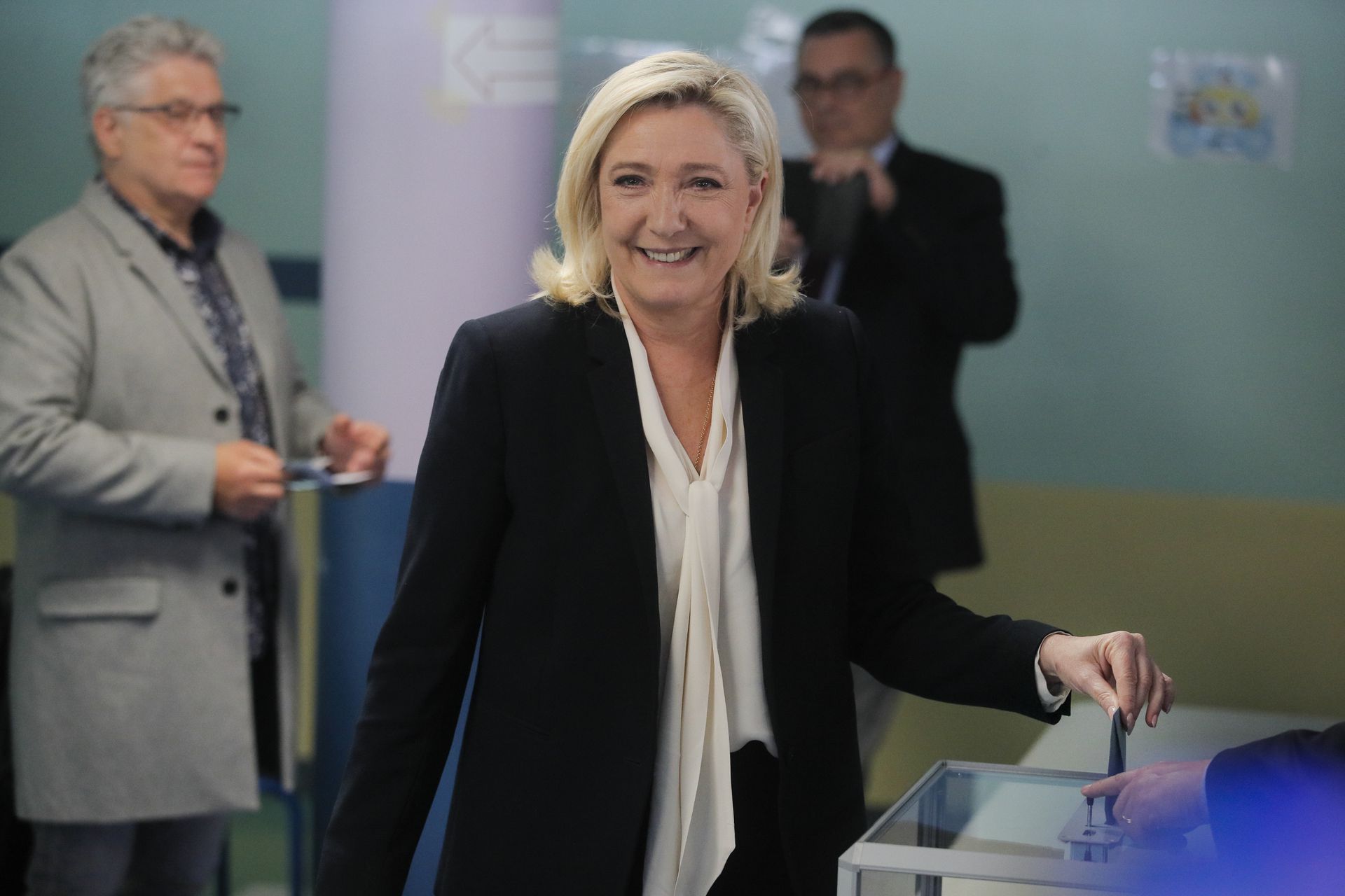 4月24日，法国极右翼政党“国民联盟”候选人玛丽娜·勒庞（Marine Le Pen），在法国北部海宁博蒙特投票。（AP）