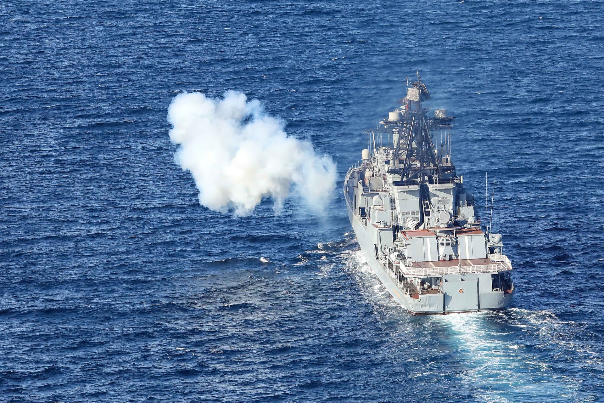 10月15日，在俄罗斯彼得大帝湾附近海空域进行的中俄“海上联合-2021”联合军事演习期间，俄罗斯参演舰艇在进行主炮对海射击演练。（新华社）