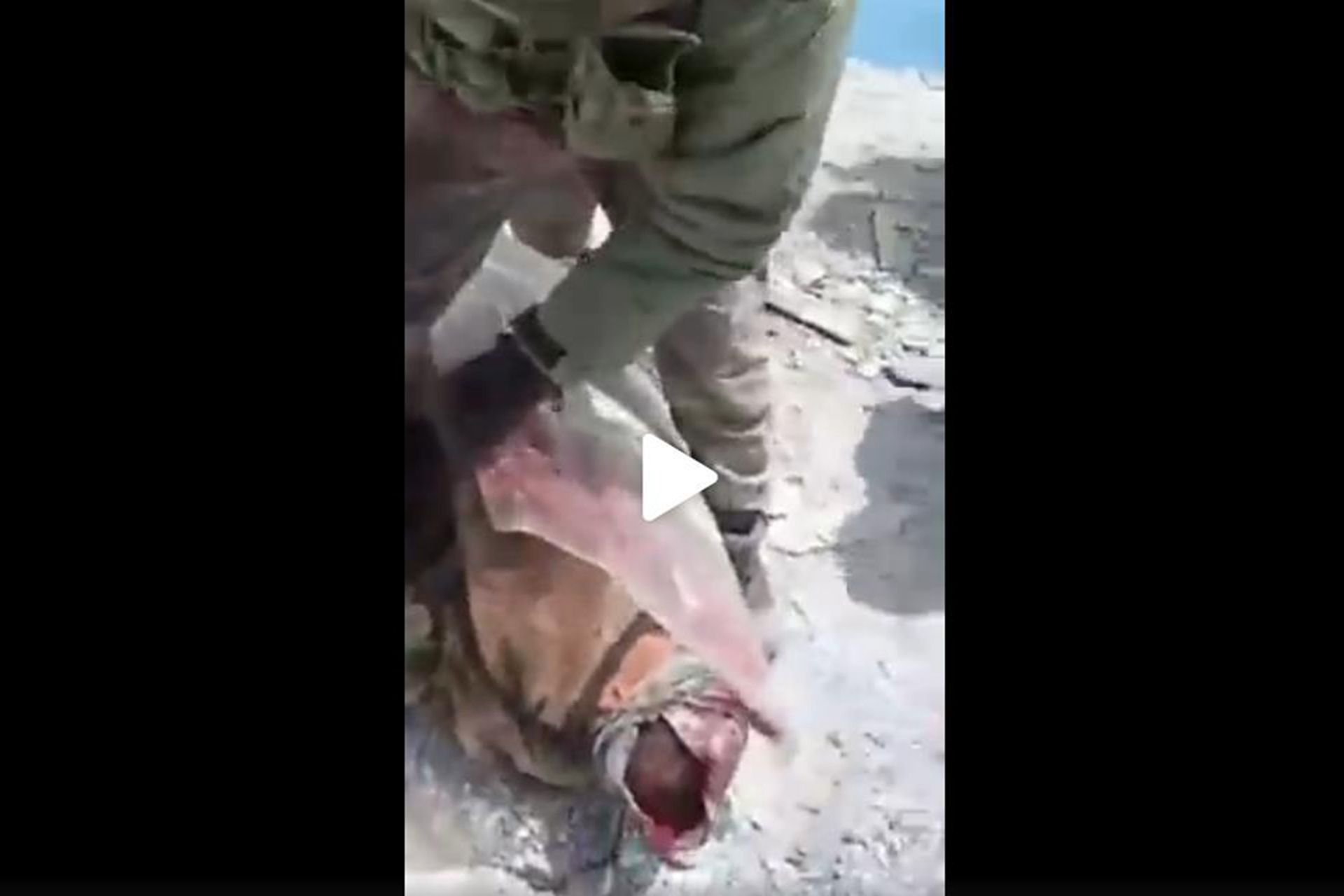 图为解放军被俘士兵被放在盾牌下。(网络视频截图) 图为解放军被俘士兵被放在盾牌下。(网络视频截图)