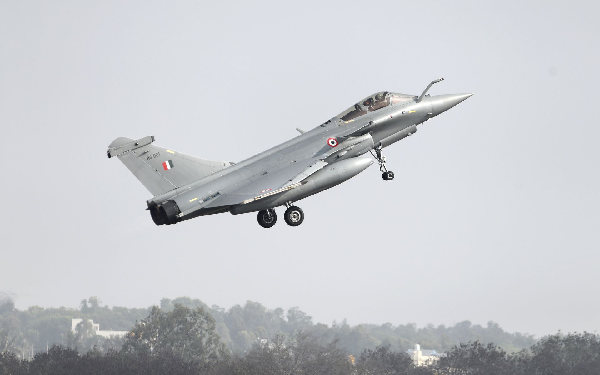 2021年2月3日，法国制造的阵风战斗机在印度班加罗尔Yelahanka空军基地的2021年印度航空就职典礼当天起飞。（AP）