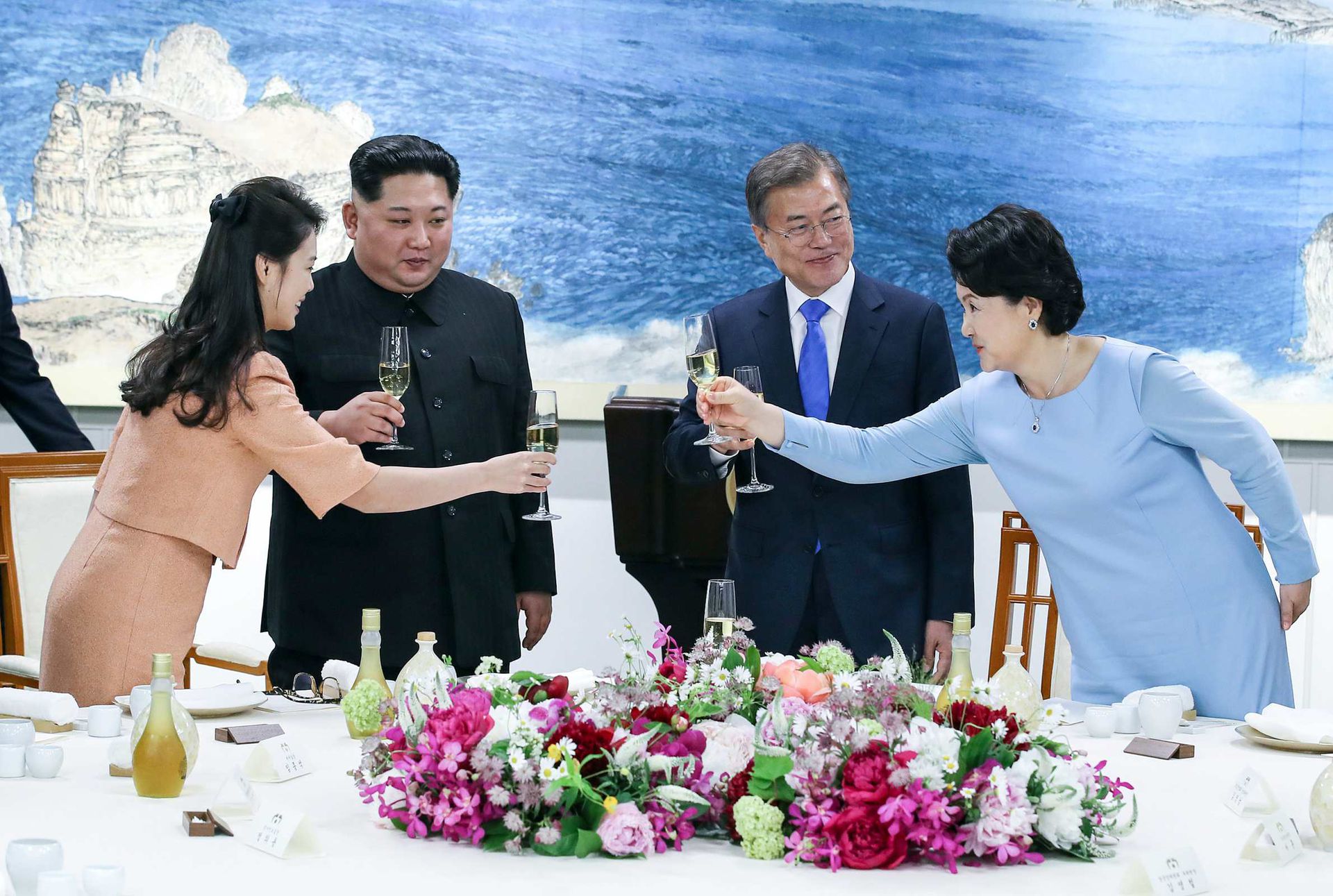 2018年4月27日，金正恩与夫人李雪主参加文在寅夫妇举行的晚宴。（Reuters）