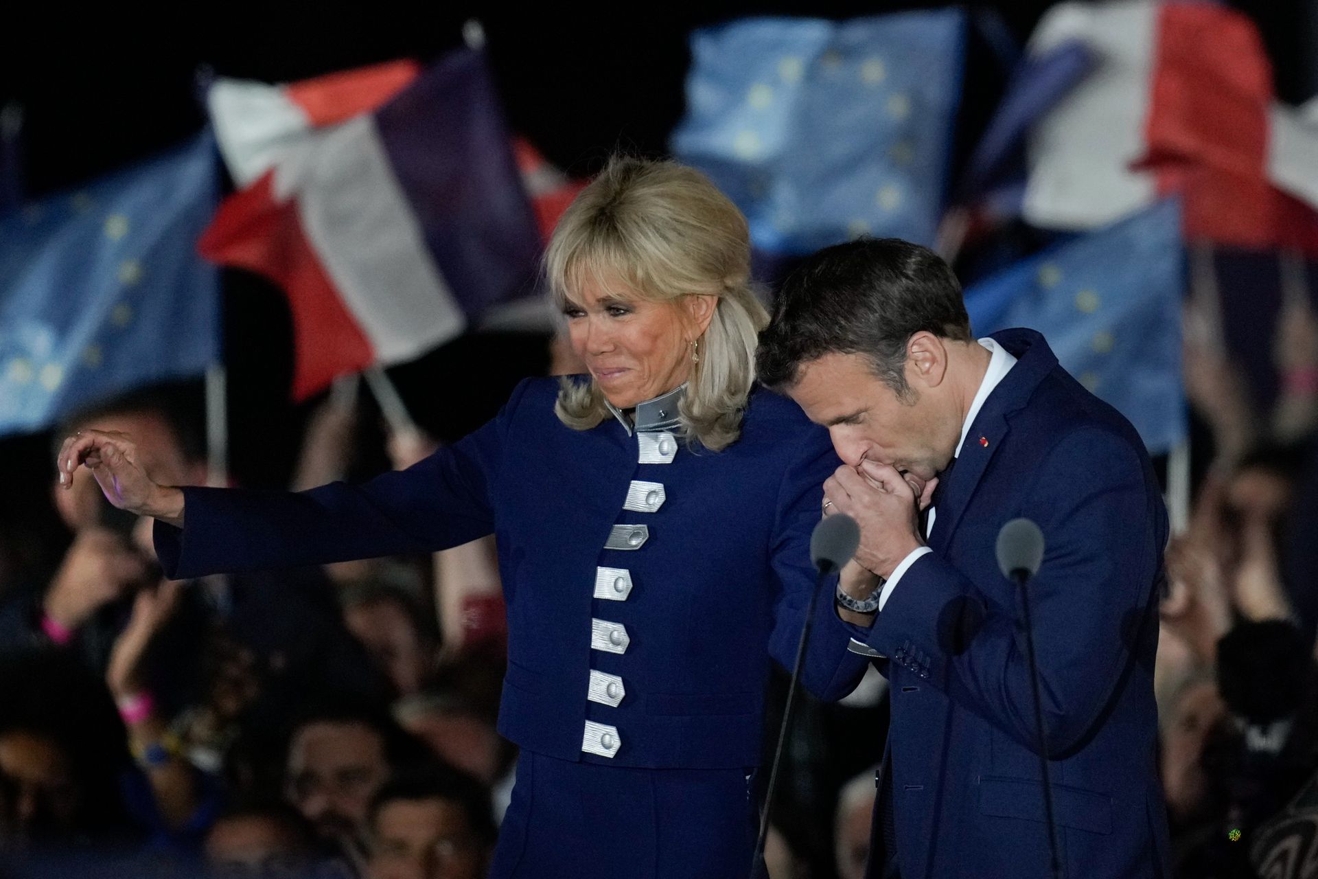 4月24日，法国总统马克龙和妻子布丽吉特在巴黎与支持者庆祝。（AP）