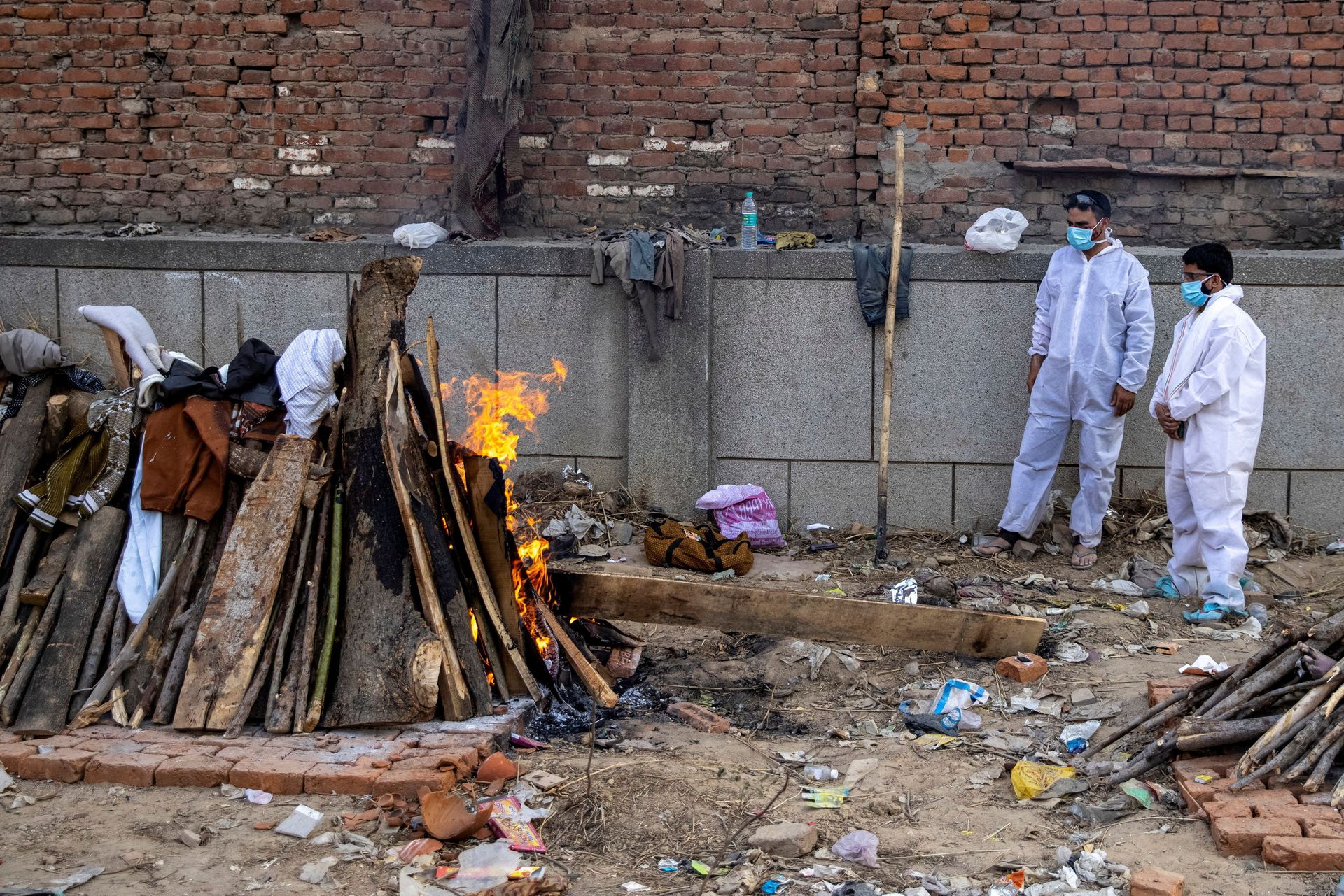 印度新冠疫情恶化，不断创下国内和全世界单日确诊最高纪录。印度火葬场被迫露天焚烧尸体。（Reuters）