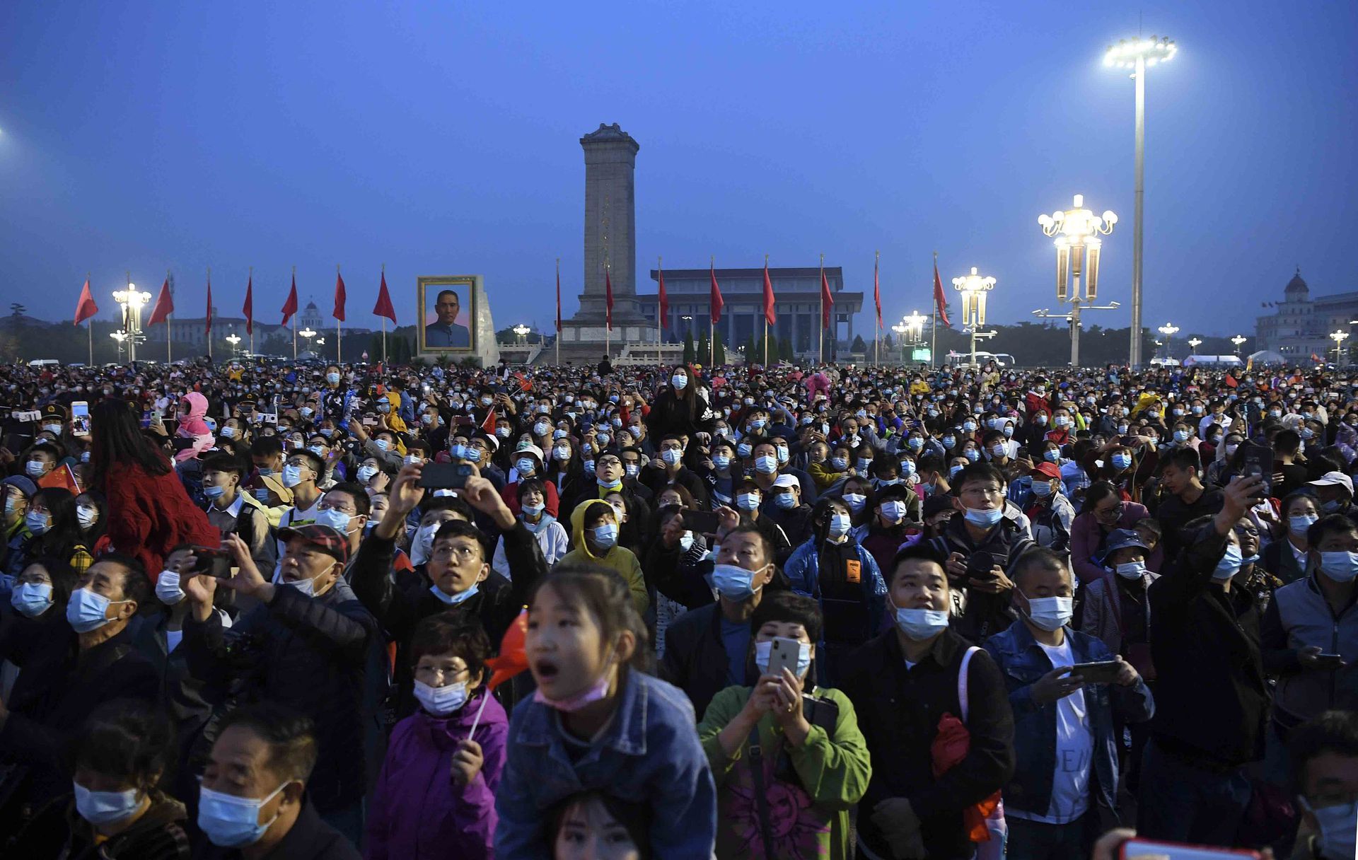 2020年10月1日，大批中国民众在北京天安门广场准备参加升旗仪式。（视觉中国）