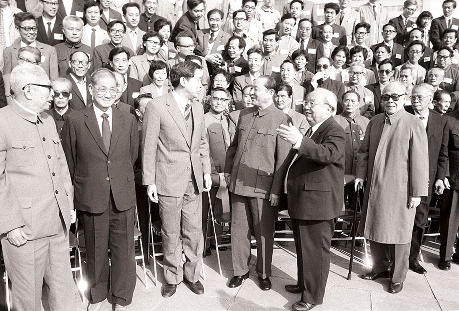 1988年10月，（前排从左至右）宋任穷、宋平、阎明复、习仲勋、费孝通、周谷城、程思远在中国民主同盟第六次全国代表大会上。（视觉中国）