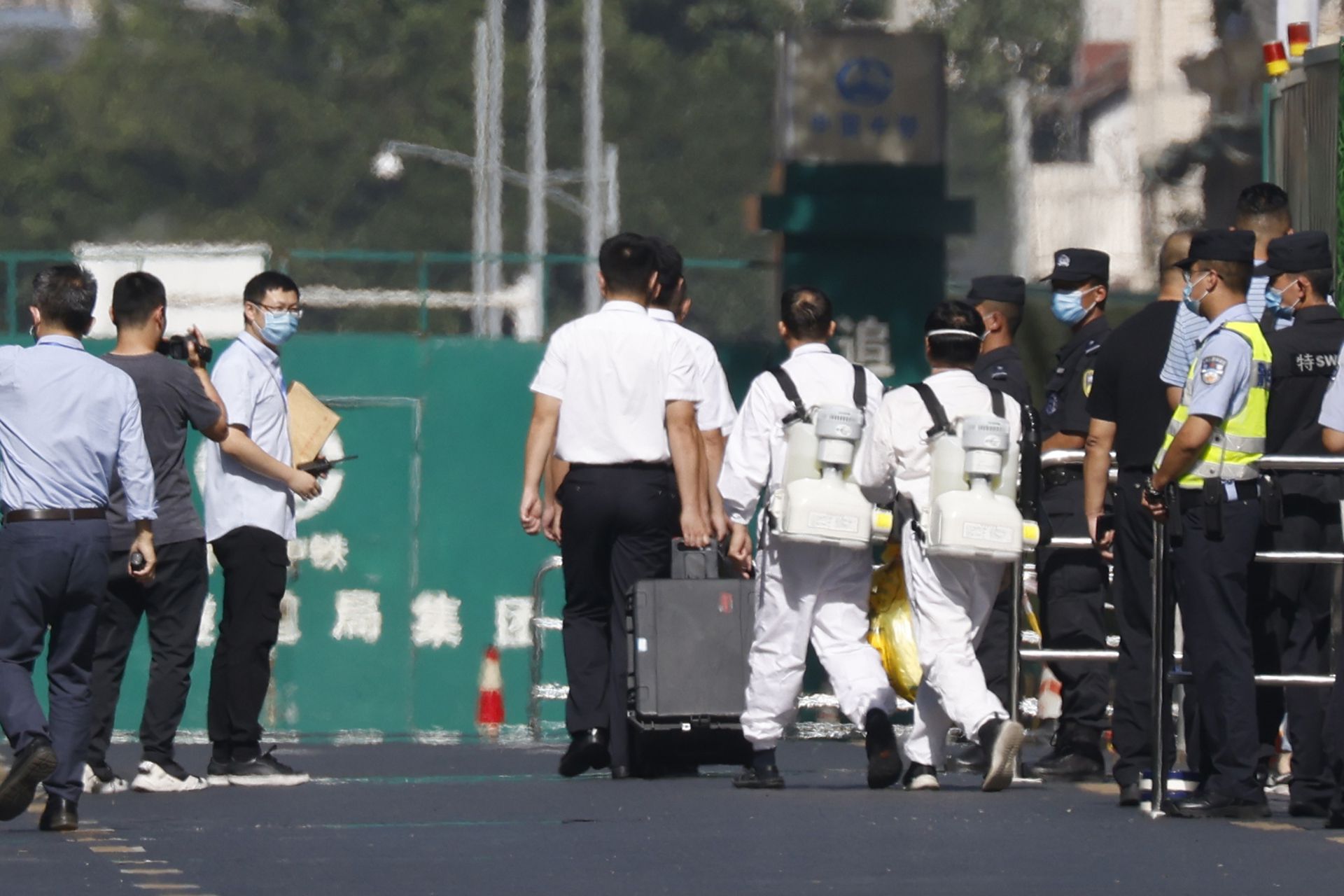 2020年7月27日上午10时,按照中方要求,美国驻成都总领馆闭馆。中方主管部门随后从正门进入,实行接管。(AP)