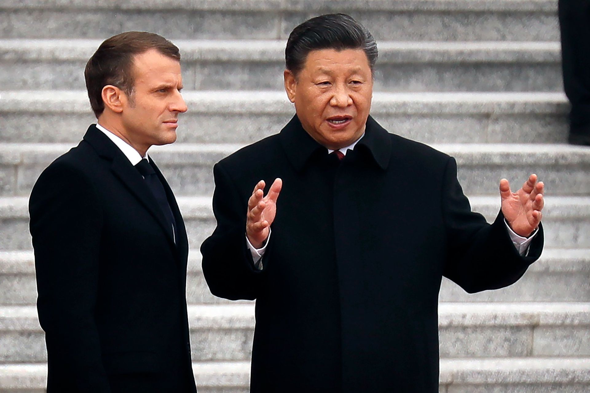 2019年11月6日，在北京人民大会堂举行的欢迎仪式上，法国总统马克龙聆听习近平讲话。（AP）