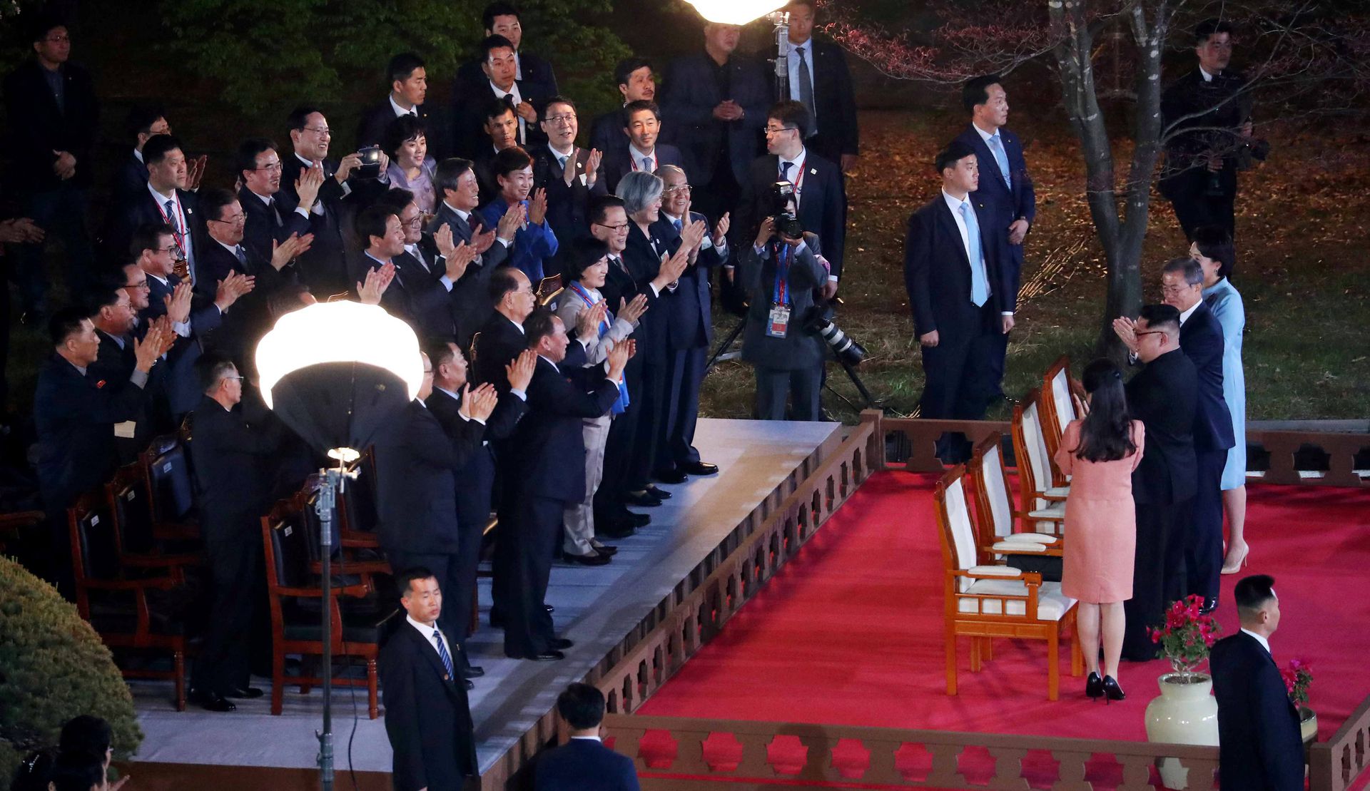 2018年4月27日，文在寅在“和平之家”院子里为金正恩举办欢送仪式。（Reuters）