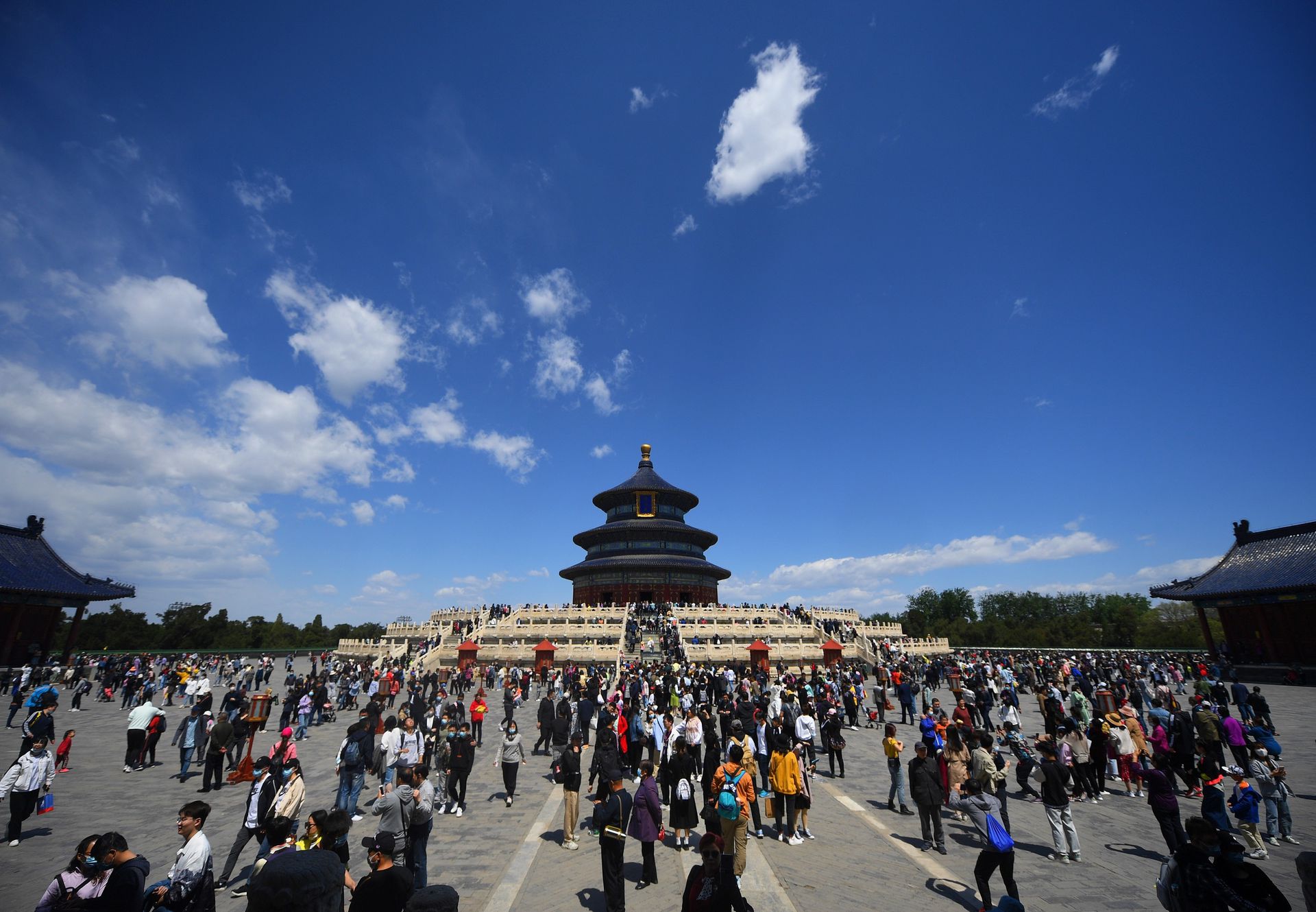 2021年5月1日，北京天坛公园祈年殿前游人如织。（视觉中国）