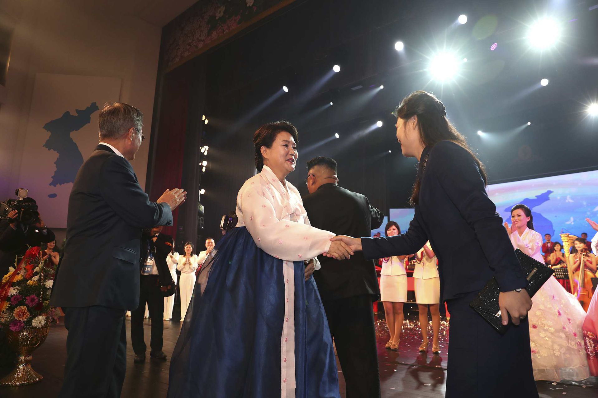 2018年9月18日，观看演出现场，李雪主（右）与文在寅夫人握手。（Reuters）