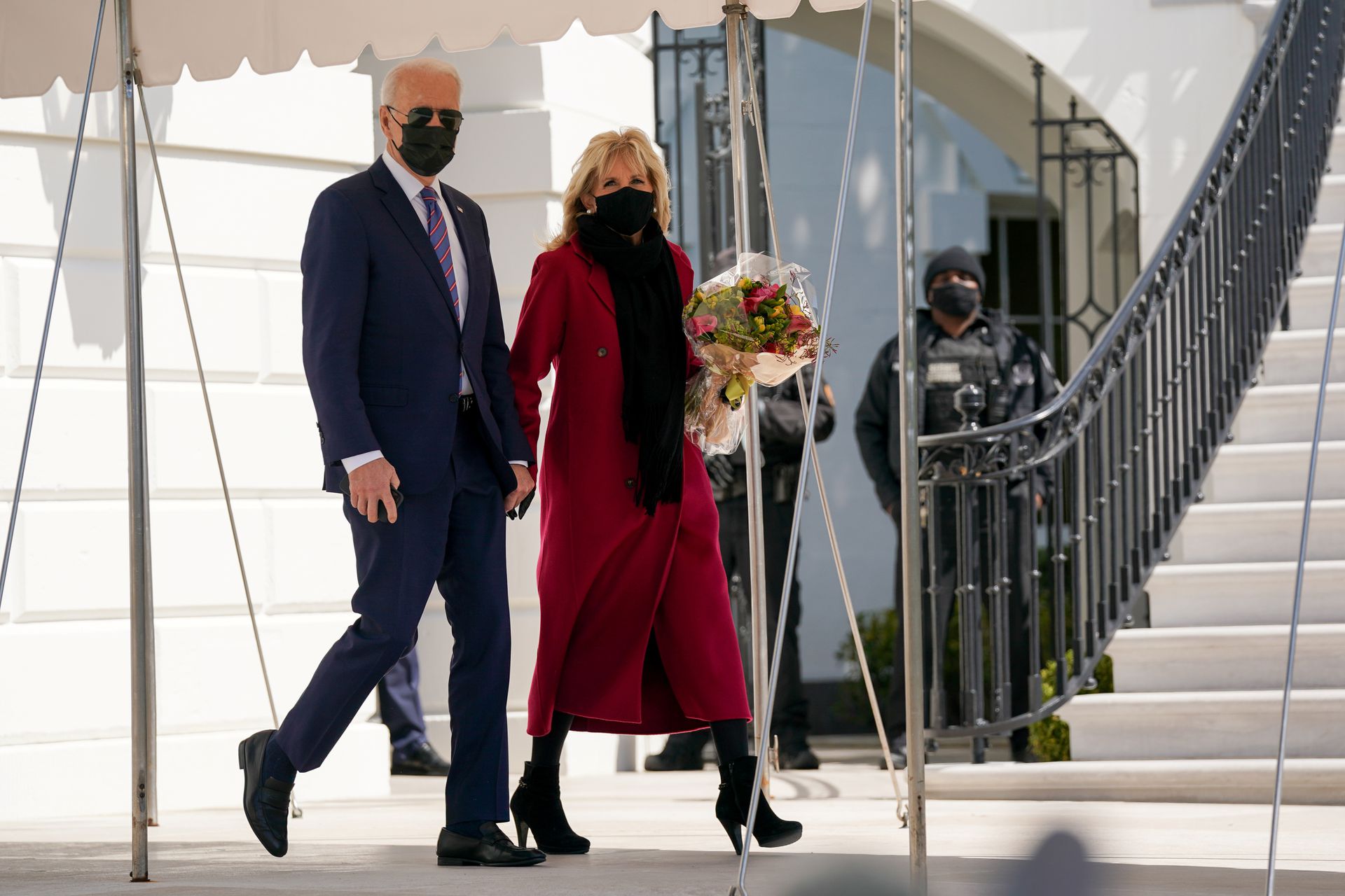 2021年4月2日，美国总统拜登与夫人吉尔·拜登离开白宫，前往戴维营。（Reuters）