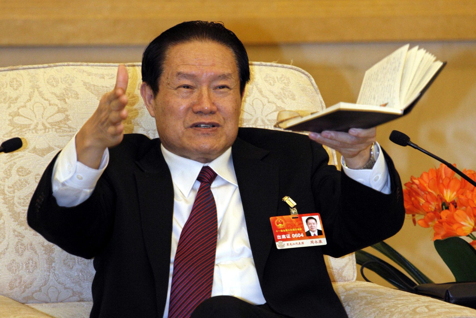 官方公布令计划落马后,有中国媒体随即发文称,“为掩盖儿子死因,令计划与当时的政法系统负责人达成了某种政治约定。但这个约定随即败露,”尽管报道很快被删,外界仍然认为这是对令计划与周永康有政治勾连的证直接证实。图为2011年中国全国两会期间,周永康参加陕西代表团的讨论。(路透社)
