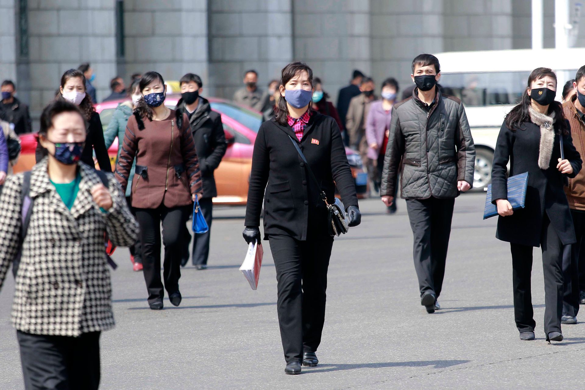 平壤街道上的行人戴着口罩，预防新冠肺炎。（AP）