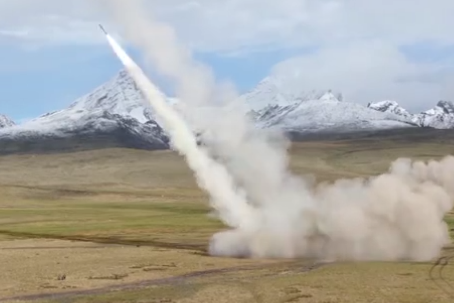西藏军区展开实弹射击演练，图为火箭炮发射画面。（中国央视截图 ）