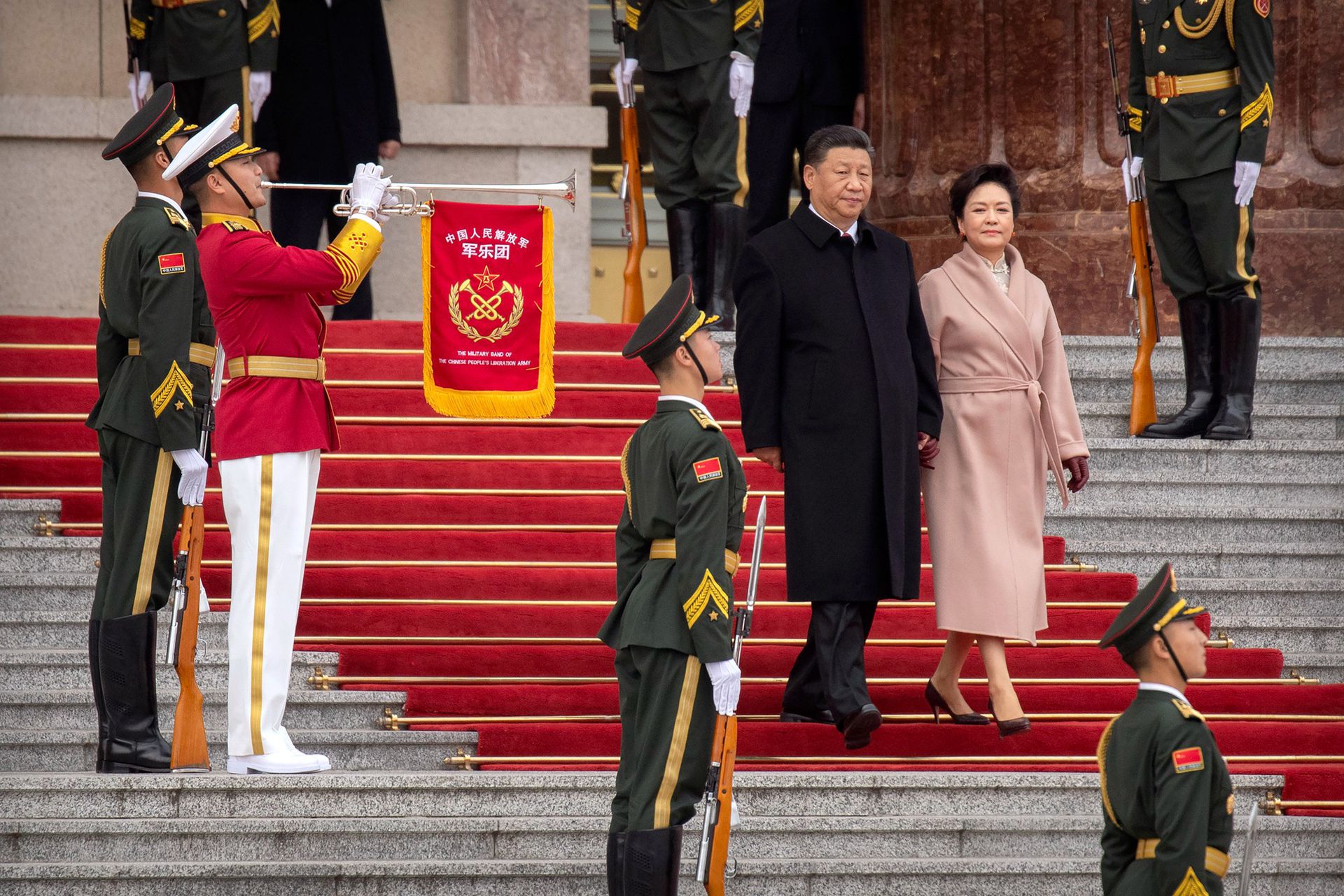 2019年11月6日，习近平和夫人彭丽媛抵达北京人民大会堂，参加法国总统马克龙的欢迎仪式。（AP）
