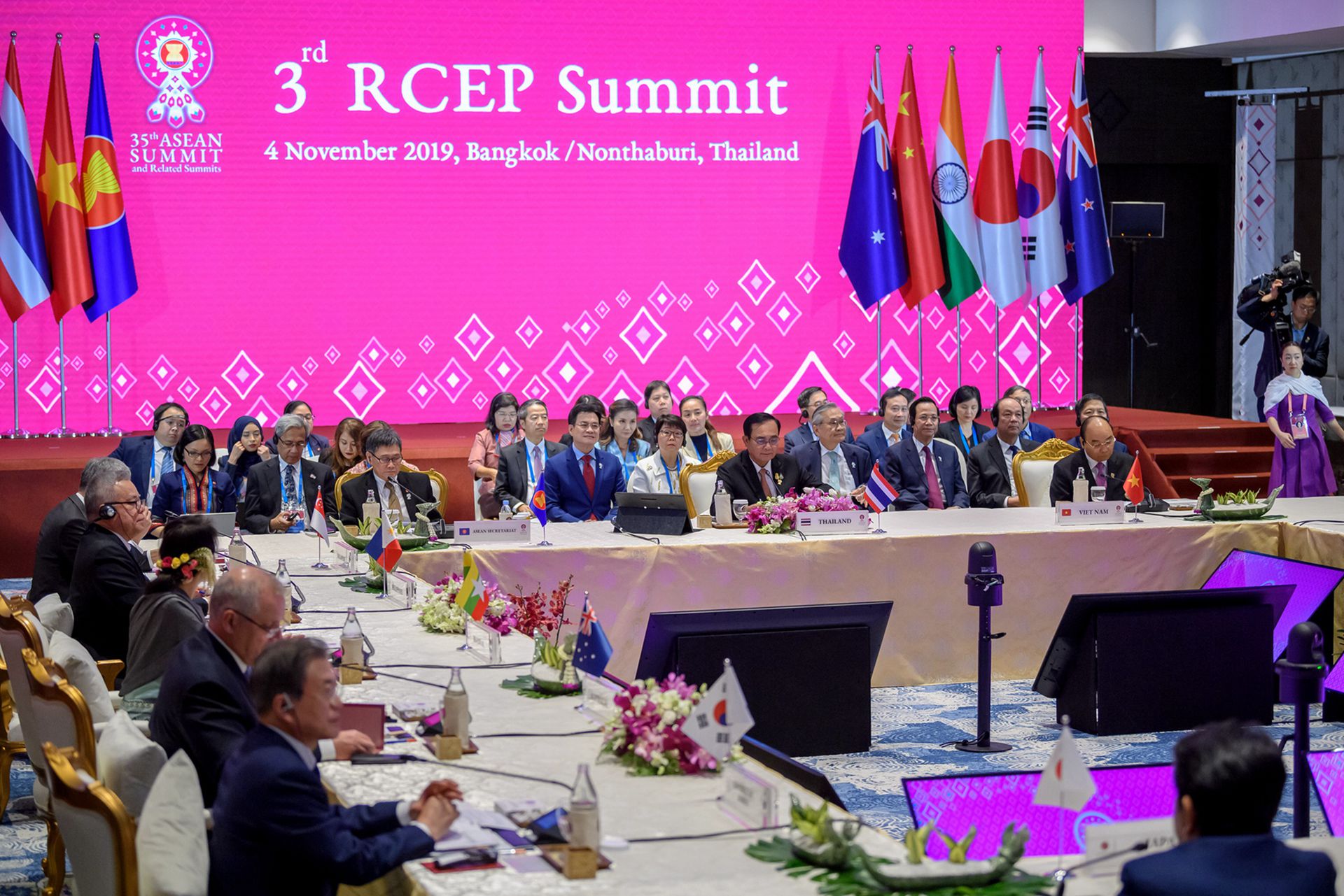 2019年11月4日，在泰国首都曼谷举行的第三次RCEP领导人会议上，成员国结束全部文本谈判及实质上所有市场准入谈判。（新华社）