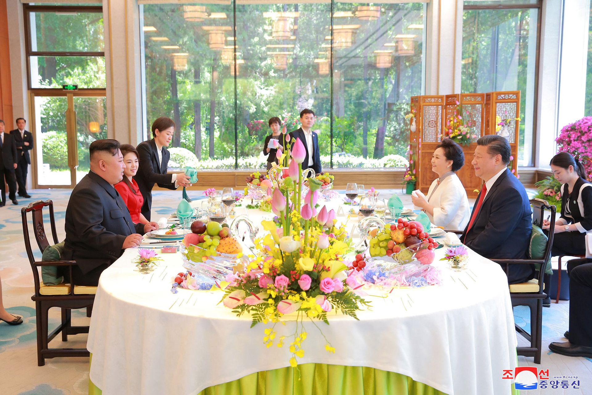 2018年6月20日，习近平与夫人彭丽媛为金正恩夫妇举行宴会。（Reuters）
