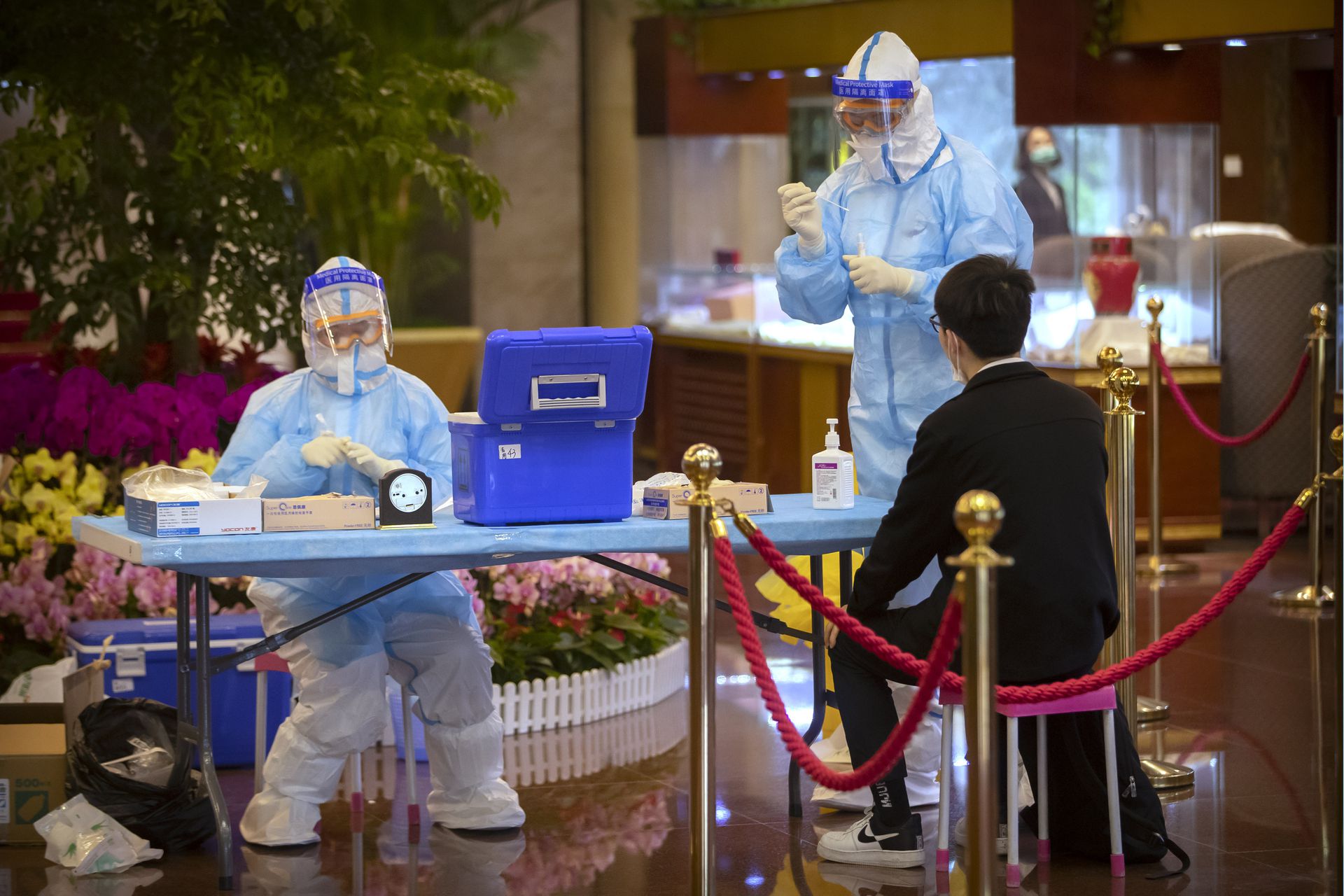 澳大利亚政府在4月呼吁国际社会,针对新冠肺炎疫情的源头展开独立调查,此举遭到北京反对,并威胁可能采取反击措施。图为一名外国记者在北京接受新冠肺炎的检测。(Reuters) 澳大利亚政府在4月呼吁国际社会,针对新冠肺炎疫情的源头展开独立调查,此举遭到北京反对,并威胁可能采取反击措施。图为一名外国记者在北京接受新冠肺炎的检测。(Reuters)