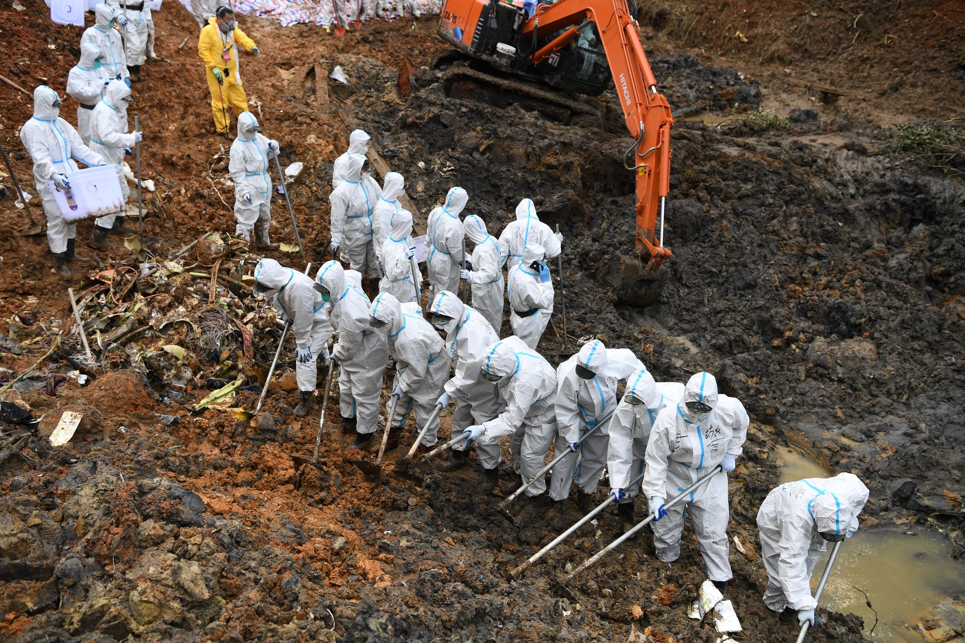 2022年3月26日,搜救人员在事故核心现场进行拉网式搜索工作。(新华社)