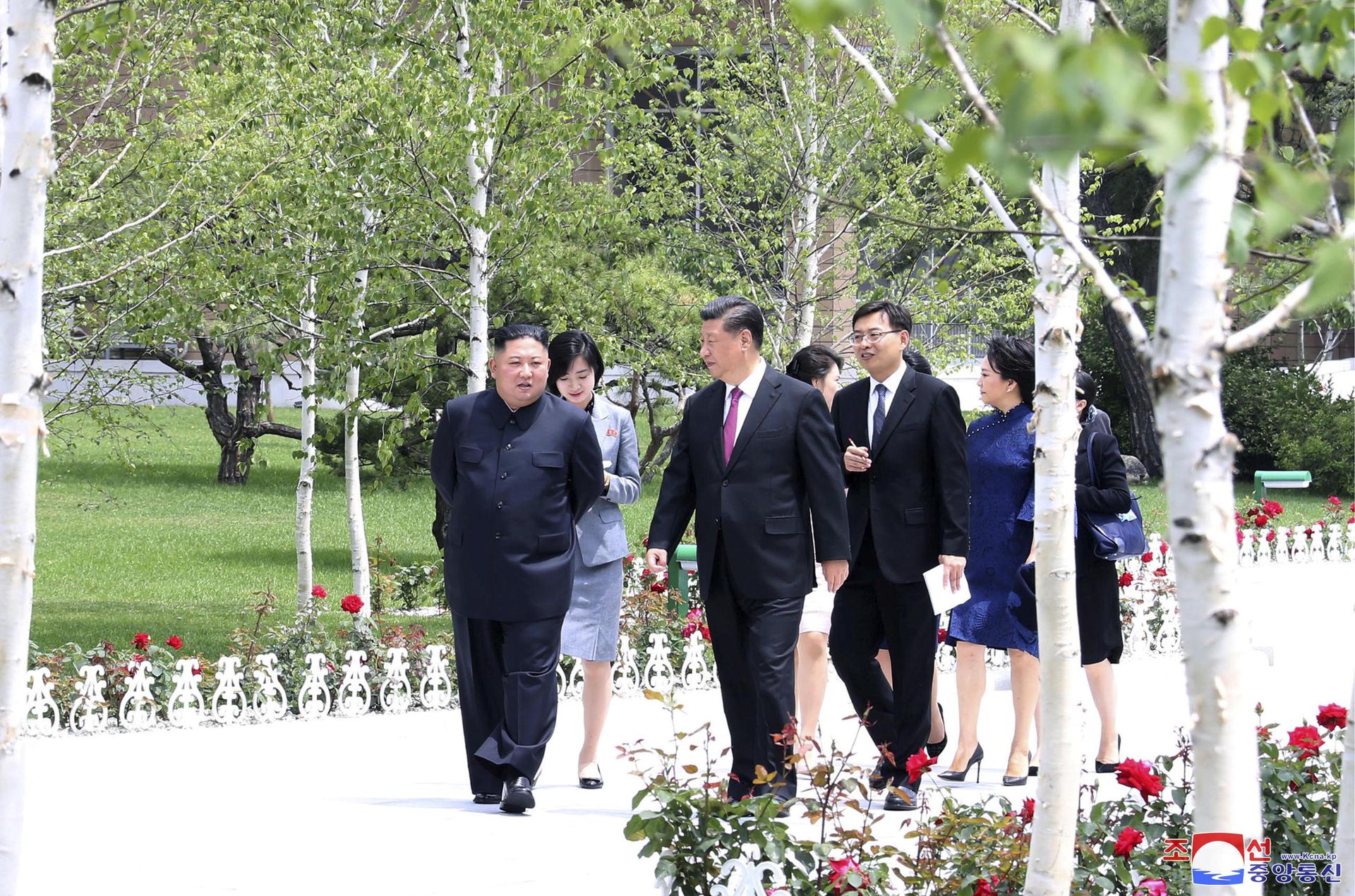 2019年6月21日，朝鲜官方公开习近平夫妇与金正恩夫妇散步画面。（Reuters）