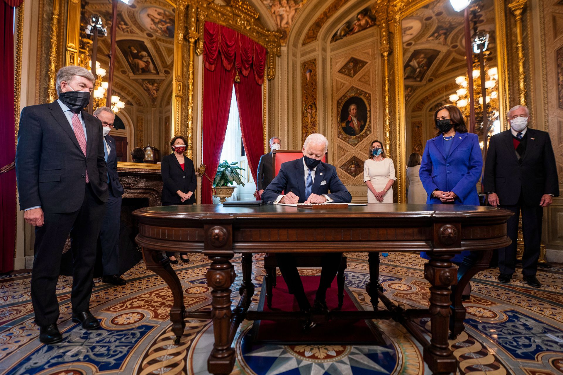 美国总统拜登于2021年1月20日在华盛顿的美国国会大厦就职典礼结束后，在总统会议室签署了包括就职宣言、内阁提名和非正式顾问团提名在内的三份文件。（AP）
