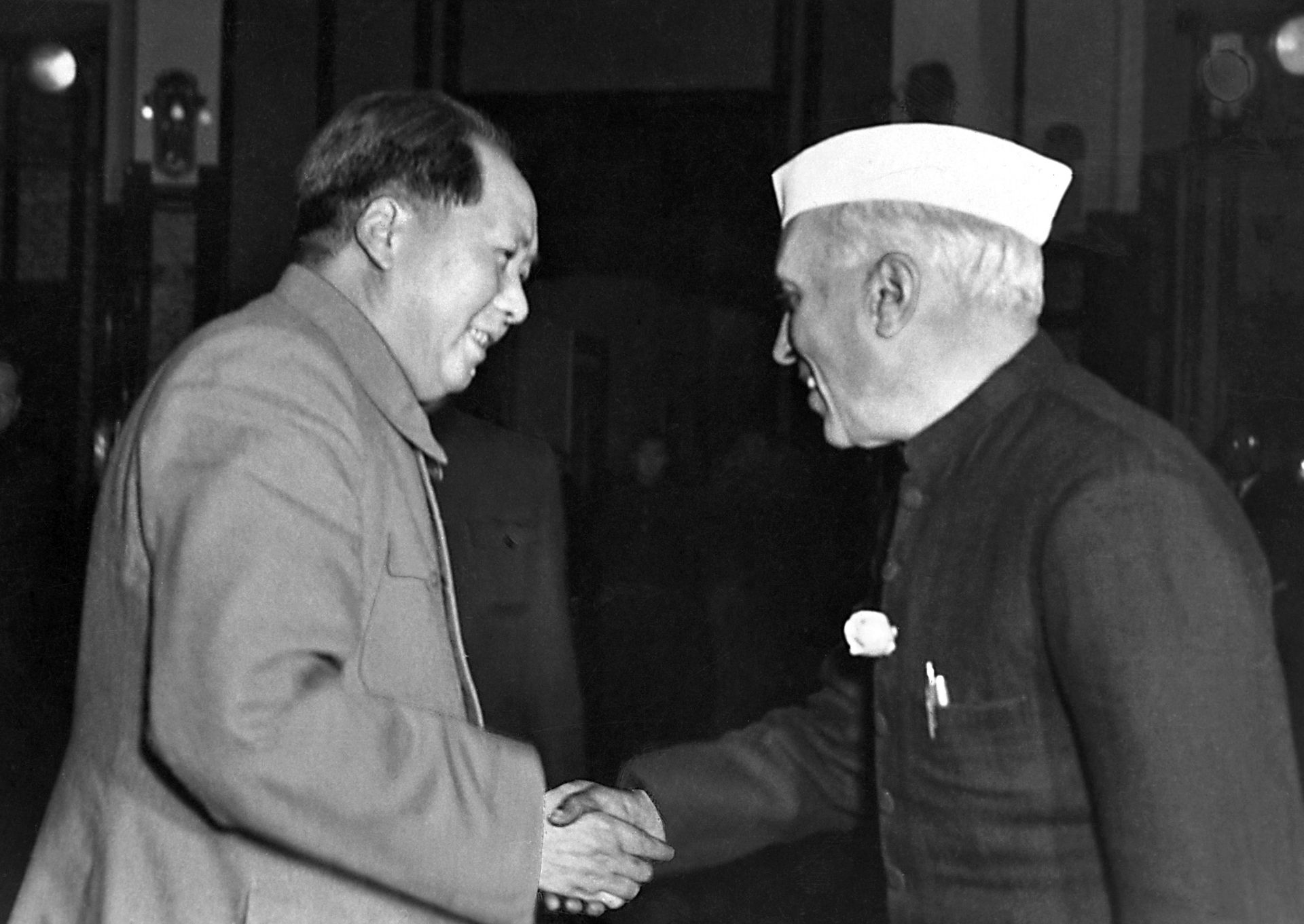 1954年10月19日，印度开国总理尼赫鲁（右）应邀访问中国，与中共开国领袖毛泽东握手。（法新社）