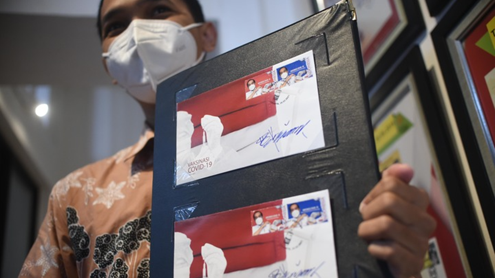 印尼总统佐科接种中国疫苗画面登上邮票。（新华社）