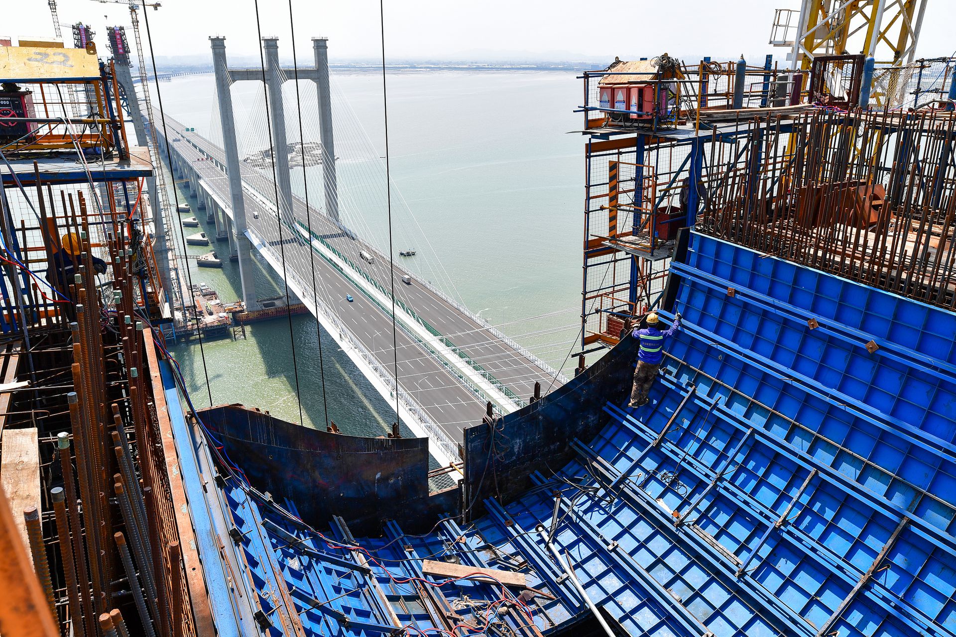 2020年9月15日，福厦高铁泉州湾跨海大桥南岸主塔封顶。（视觉中国）