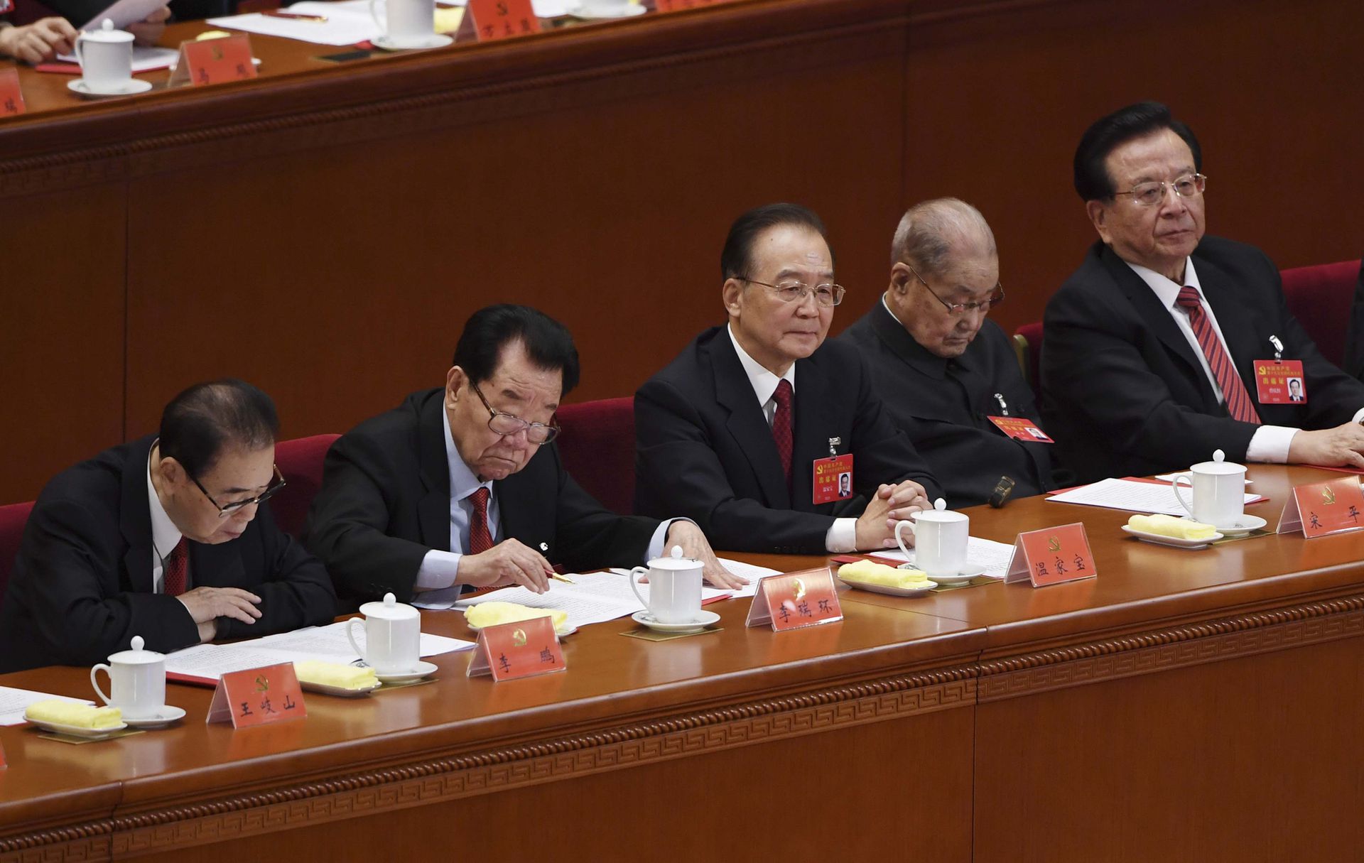 2017年10月24日，中共十九大会闭幕会在北京人民大会堂举行。（从左至右）李鹏、李瑞环、温家宝、宋平出席闭幕会。（AFP）