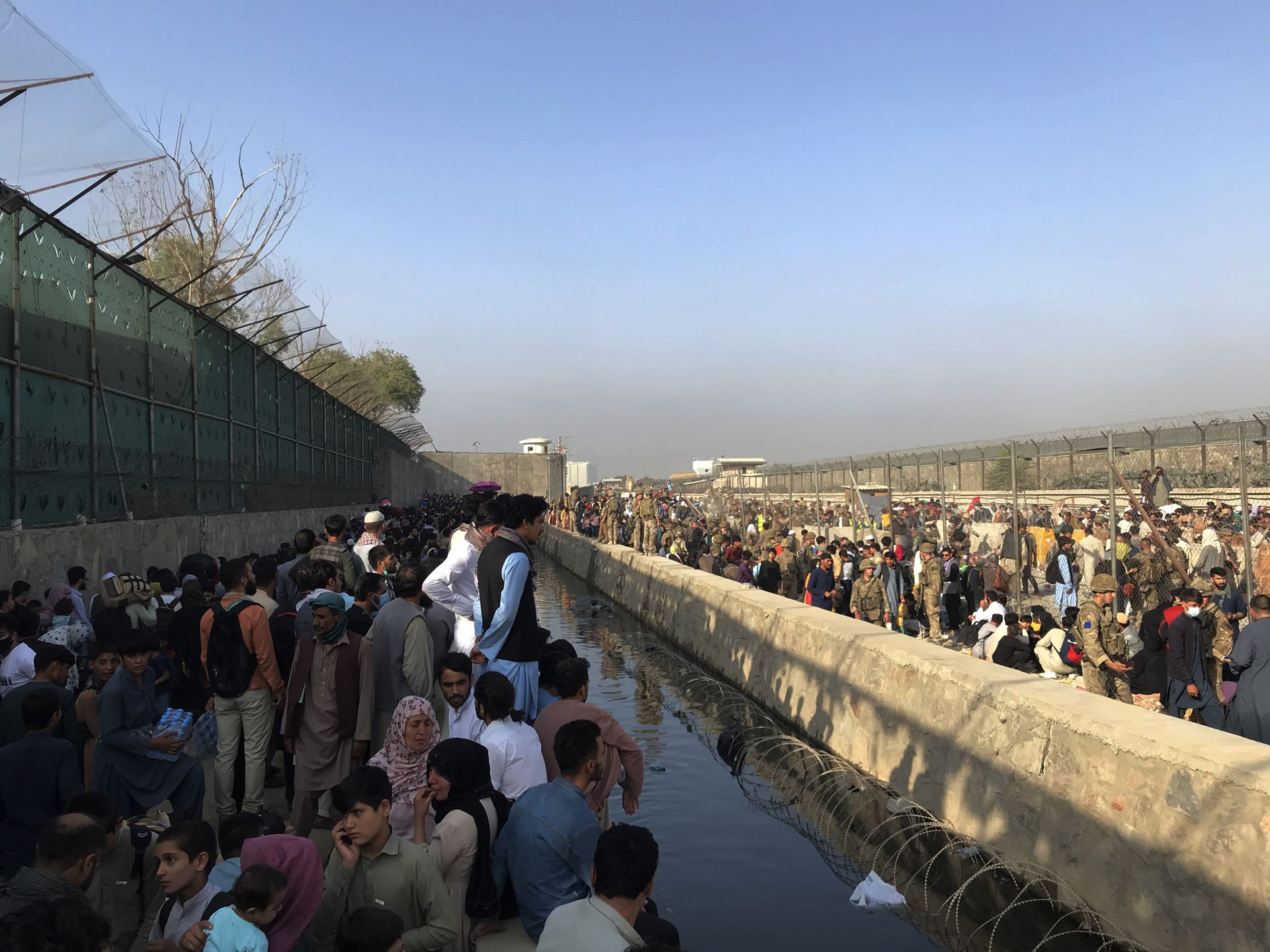2021年8月22日，大批民众聚集在阿富汗喀布尔机场外。（新华社）
