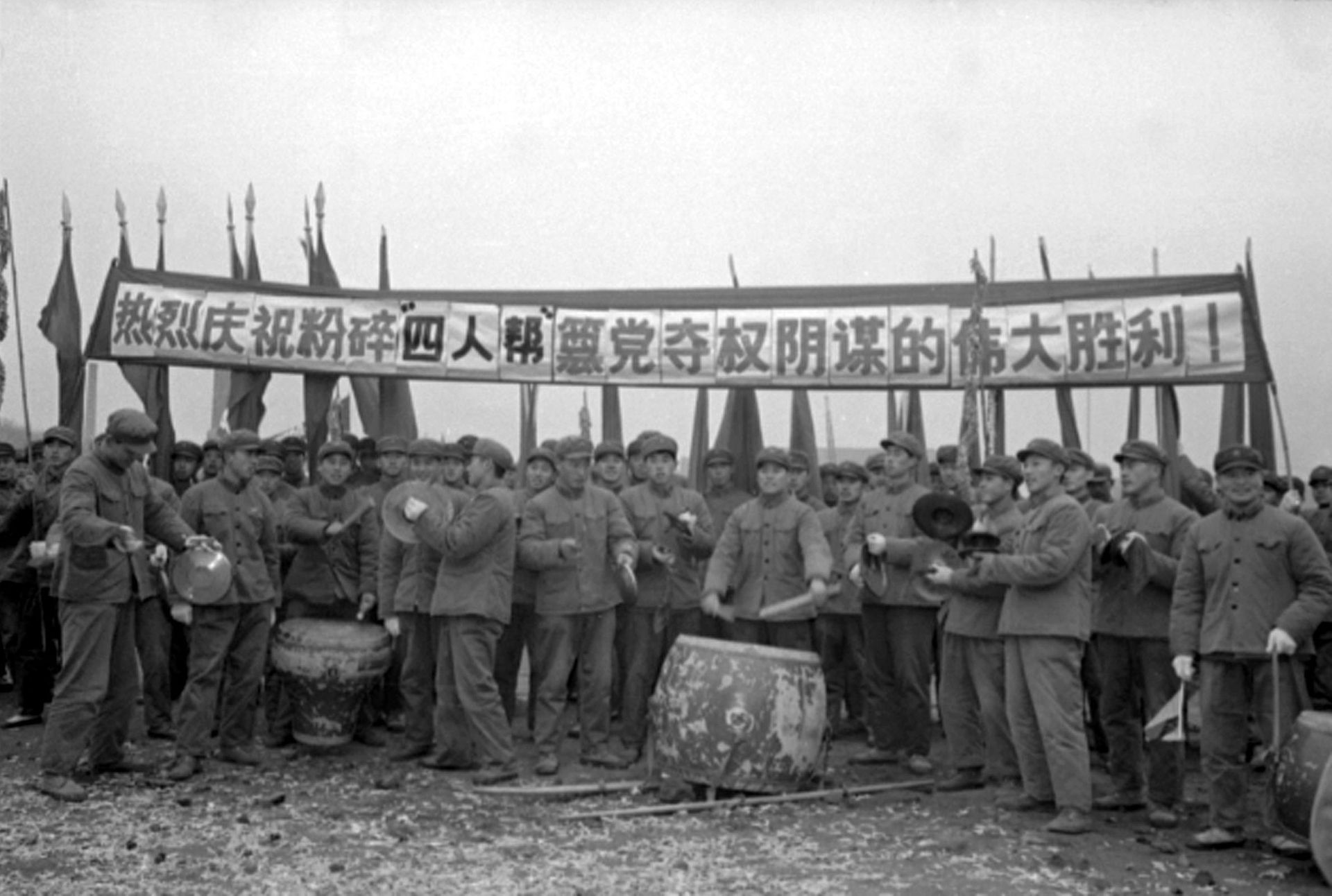 解放军庆祝粉碎四人帮。(视觉中国)