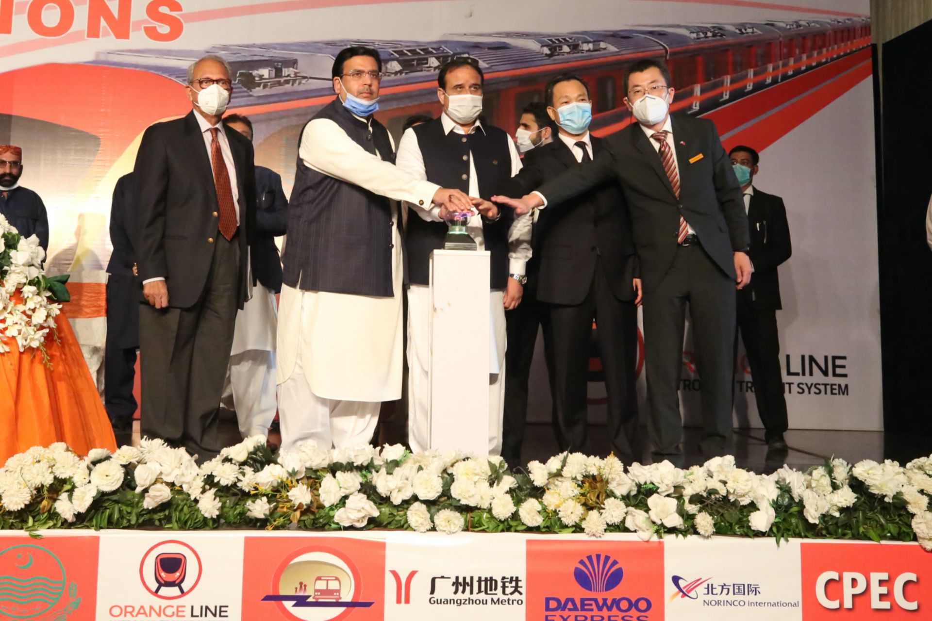 2020年10月25日，中国与巴基斯坦两国嘉宾参加拉合尔市轨道交通橙线通车仪式。（新华社）