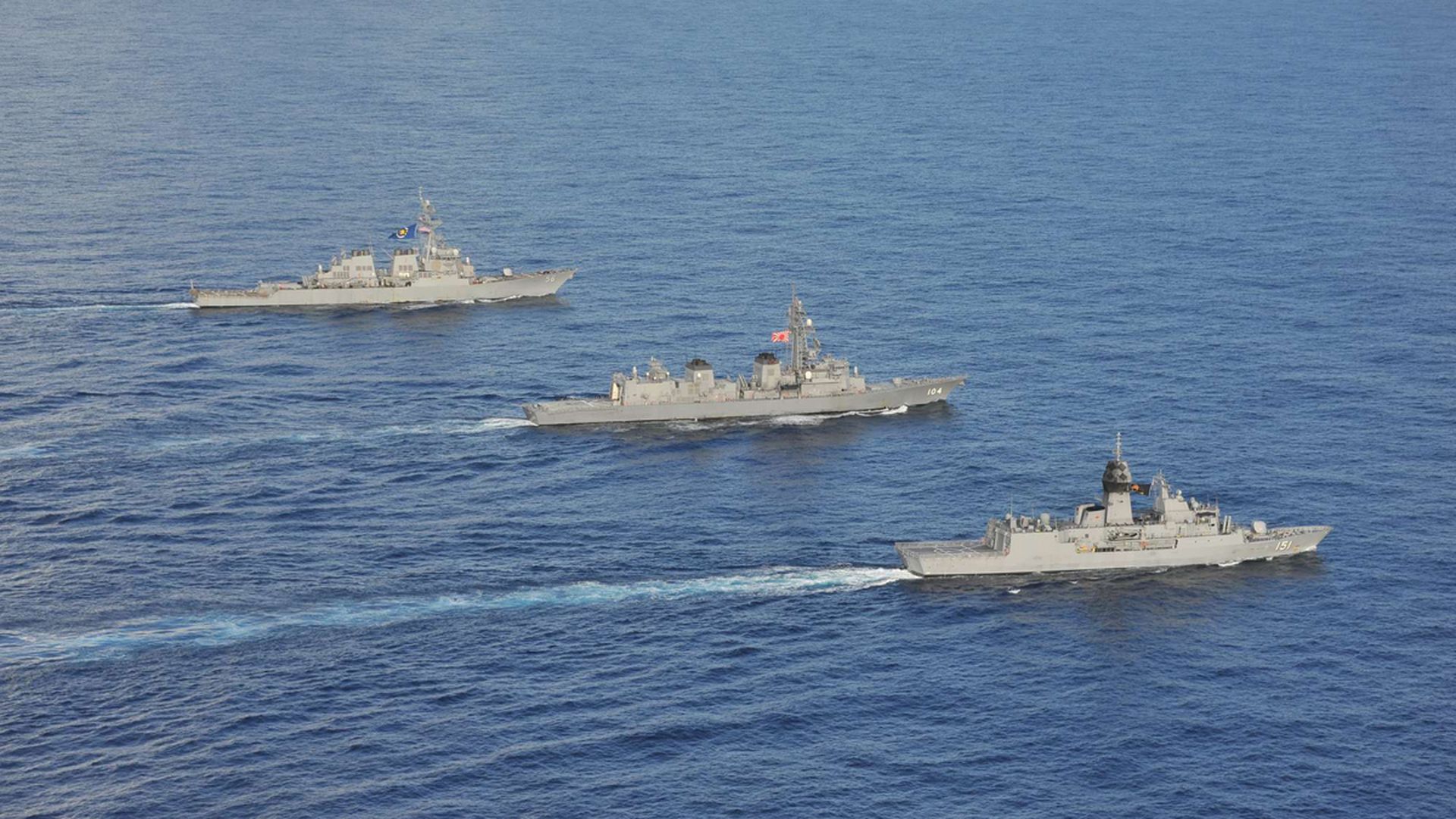 公开资料显示，2020年10月，美国、日本与澳大利亚等三国海军在南海举行了三边海军演习。中国同美国的关系一度剑拔弩张。（Twitter@USPacificFleet）