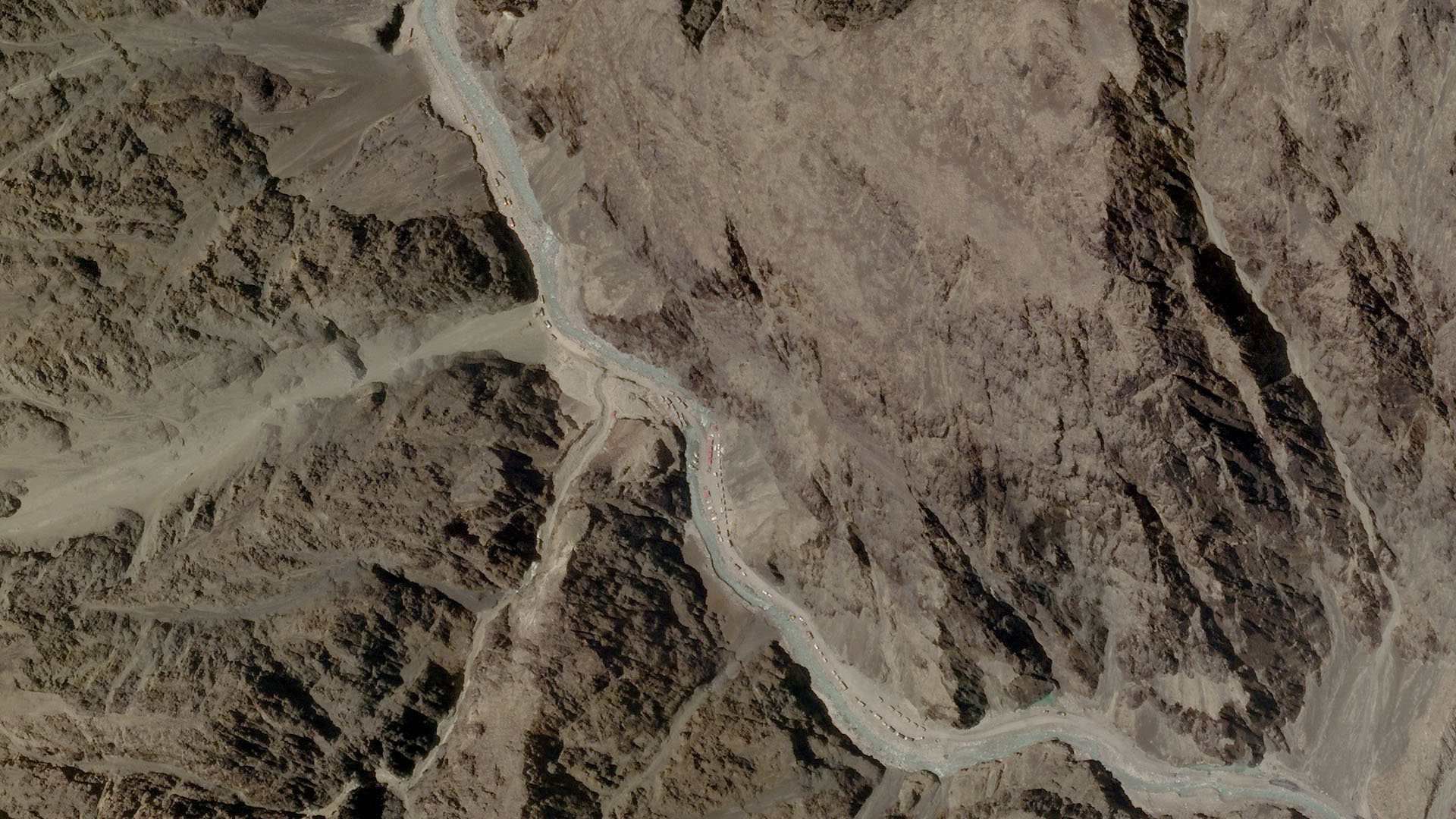 2020年6月16日，Planet Labs提供的这张卫星照片，印度和中国之间实际控制线附近拉达克地区的加勒万河谷地区。（Reuters）
