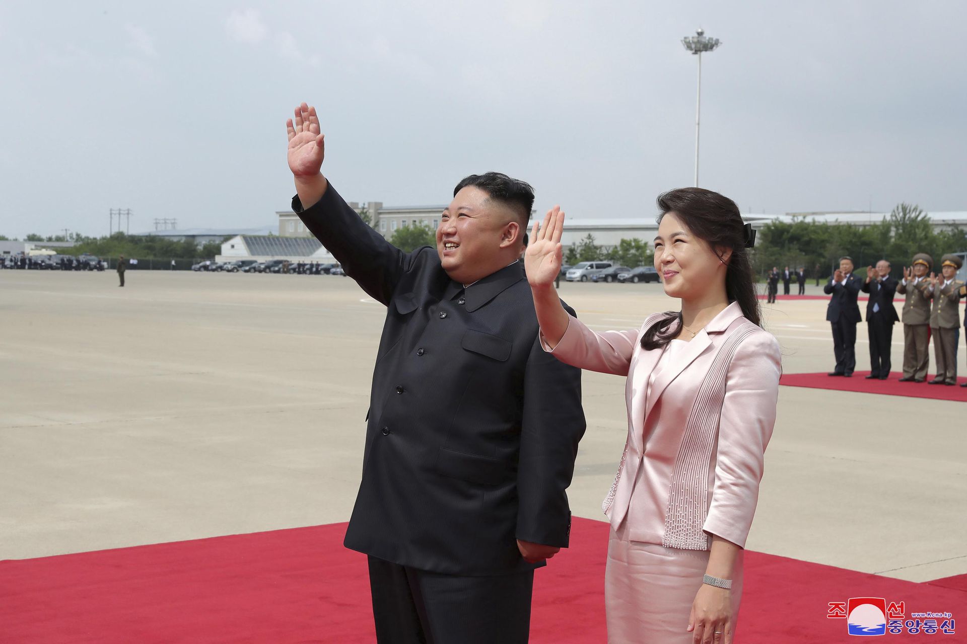 2019年6月21日，金正恩夫妇在机场举行仪式，为习近平夫妇送行。（Reuters）