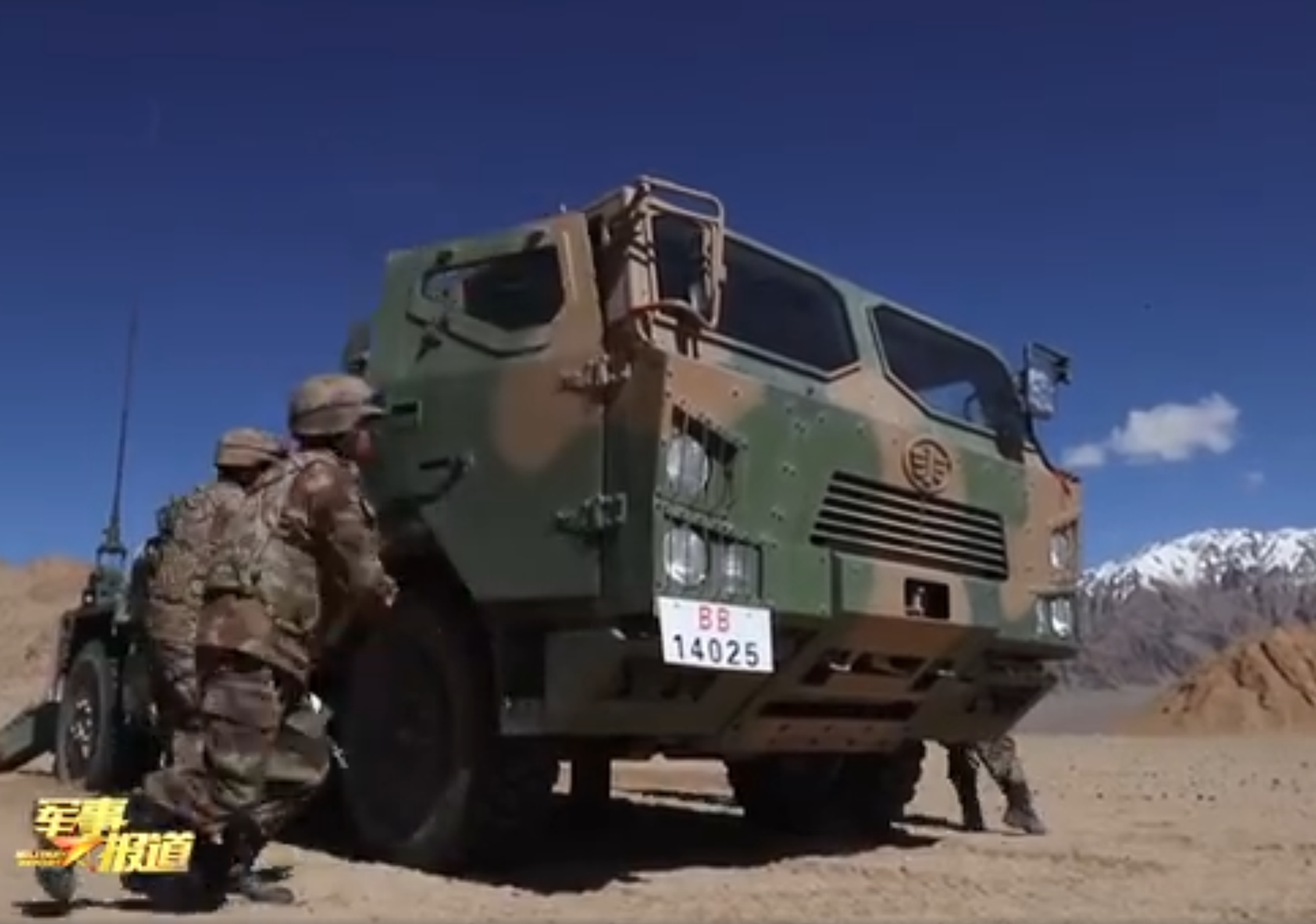 到达指定地点后，新疆军区官兵下车准备演练。（中国央视《军事报道》节目视频截图）