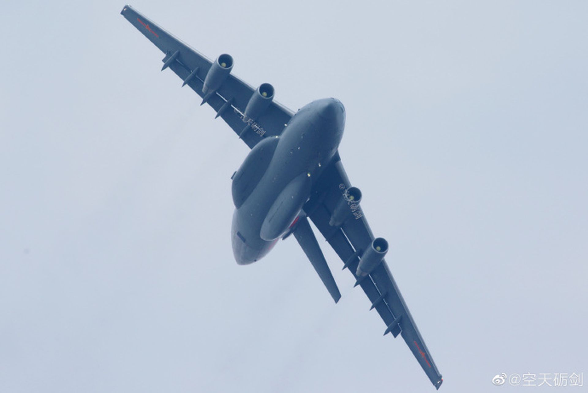 运-20飞行画面。(微博@空天砺剑) 运-20飞行画面。(微博@空天砺剑)