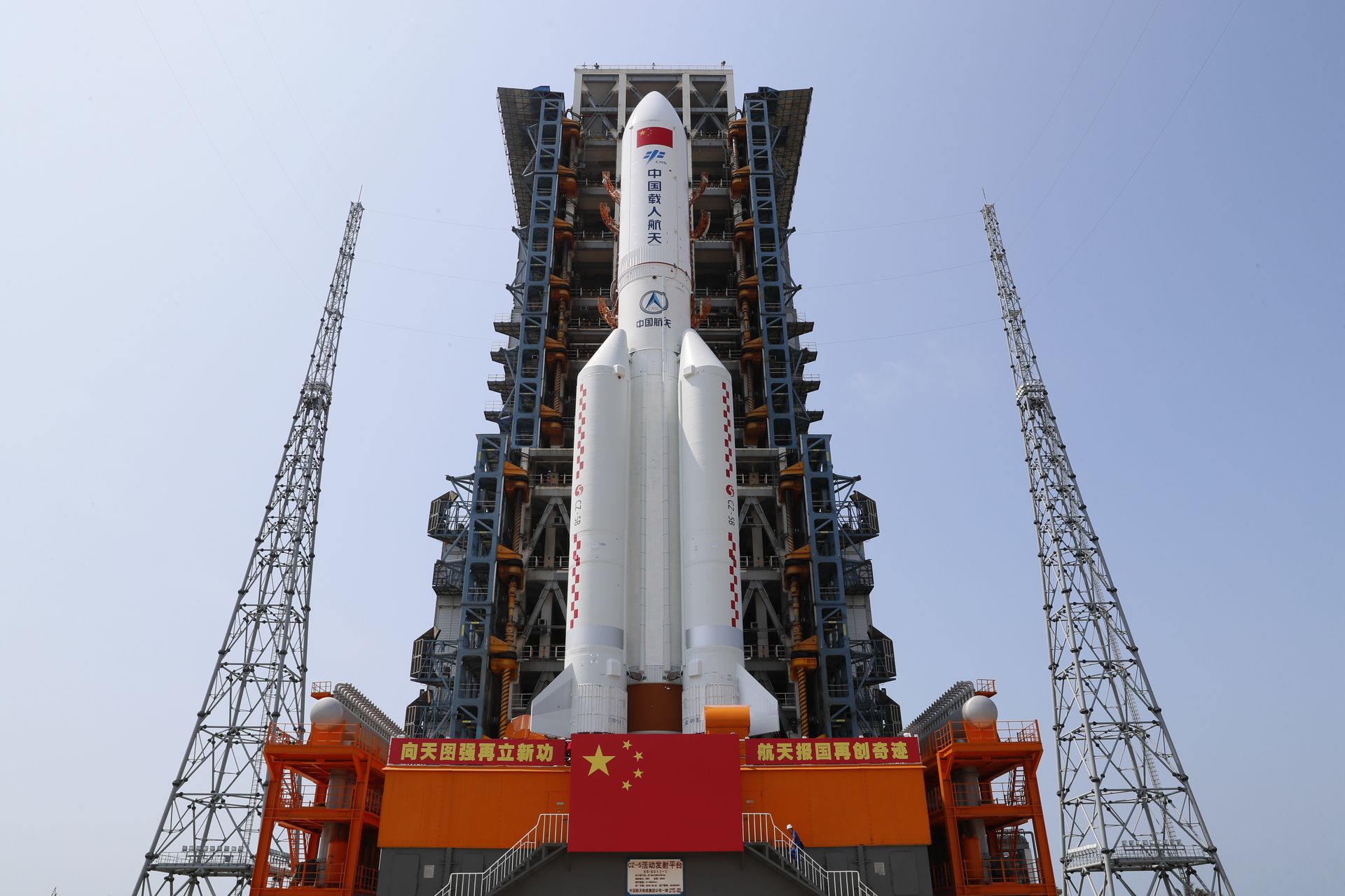 长征五号B运载火箭是专门为中国载人航天工程空间站建设研制的新型运载火箭。（新华社）