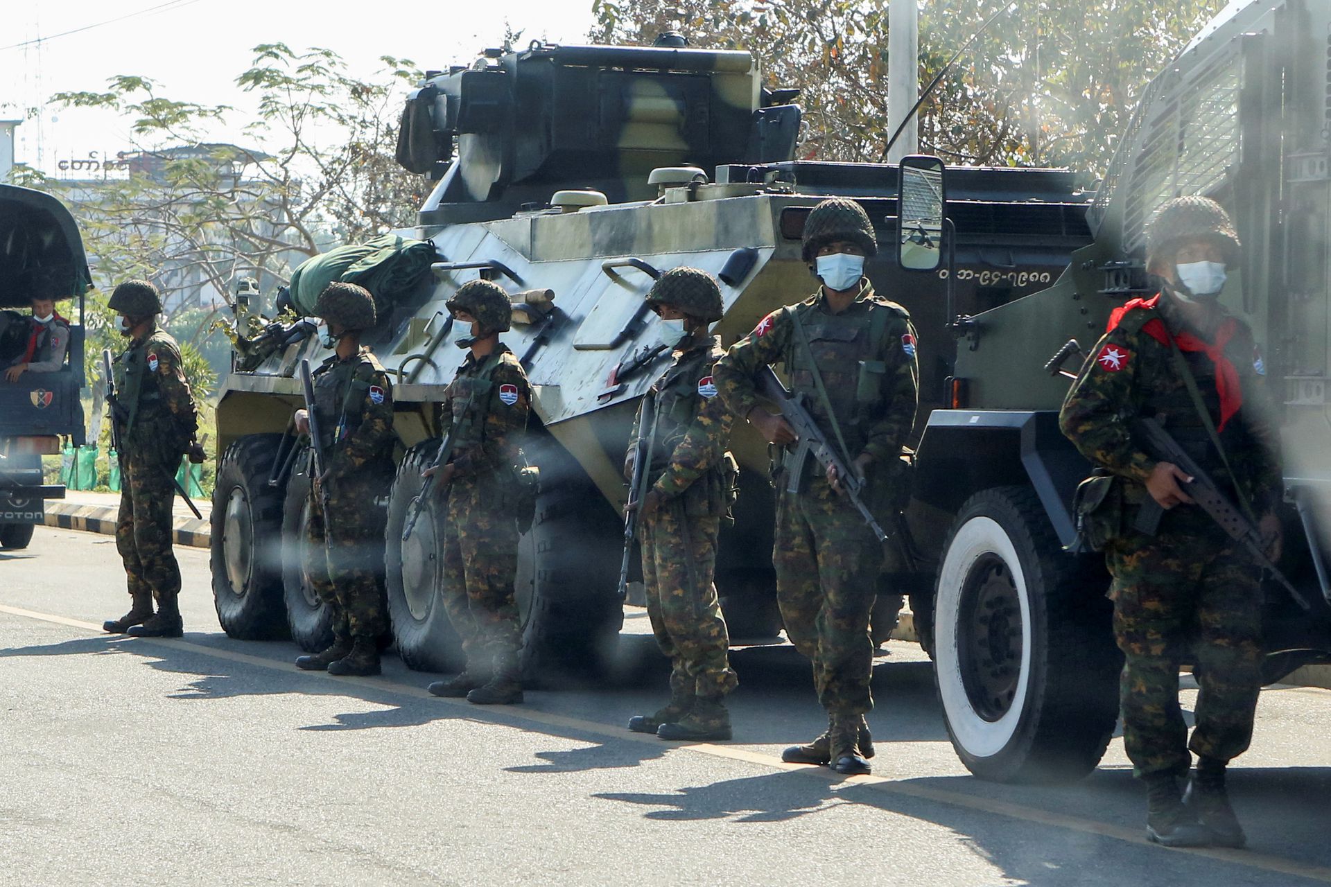 2021年2月15日，在缅甸内比都，士兵们站在装甲车辆旁边守卫。（Reuters）