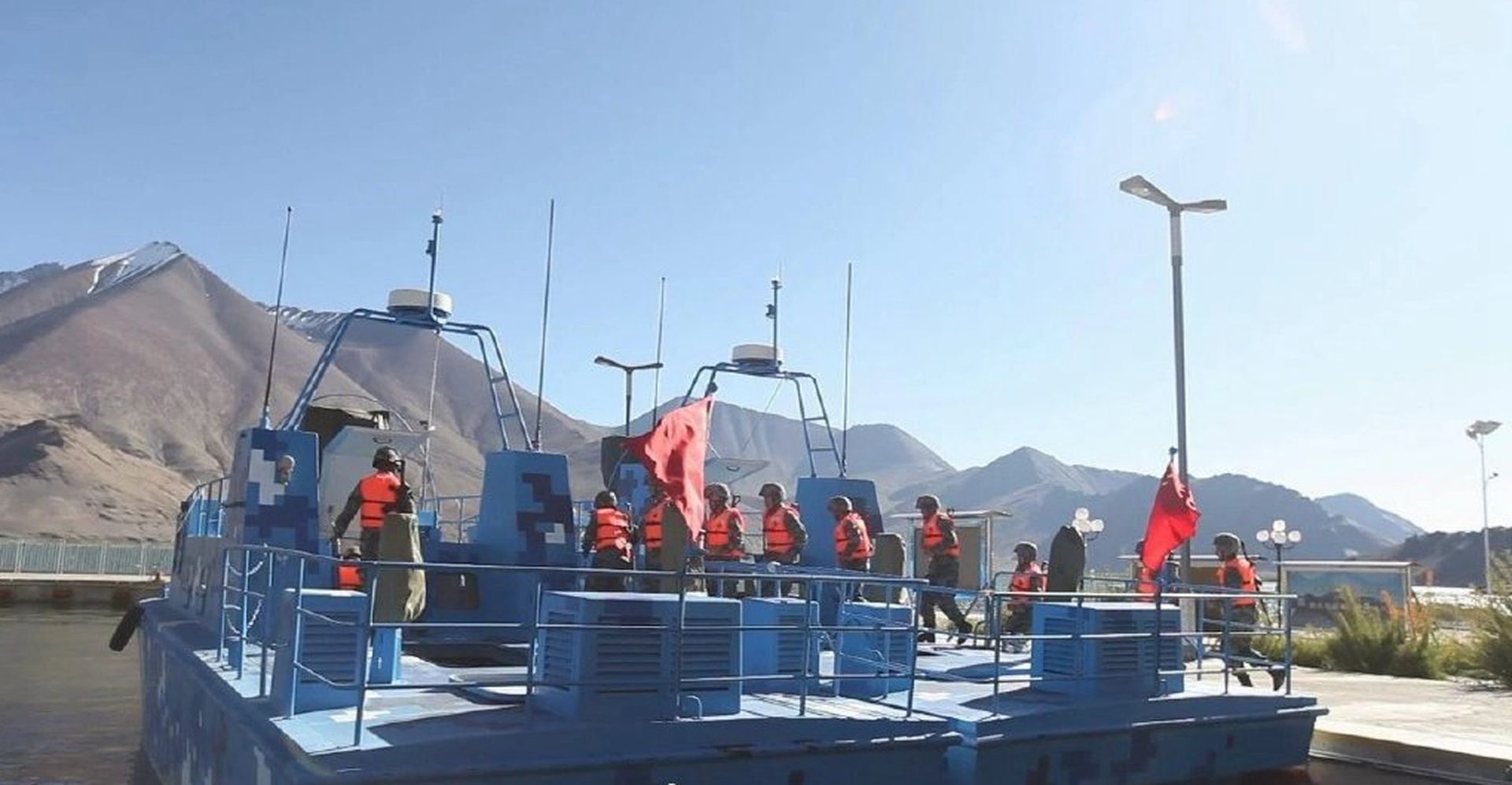解放军新型巡逻艇频繁亮相班公湖。（微博@撒手锏_）