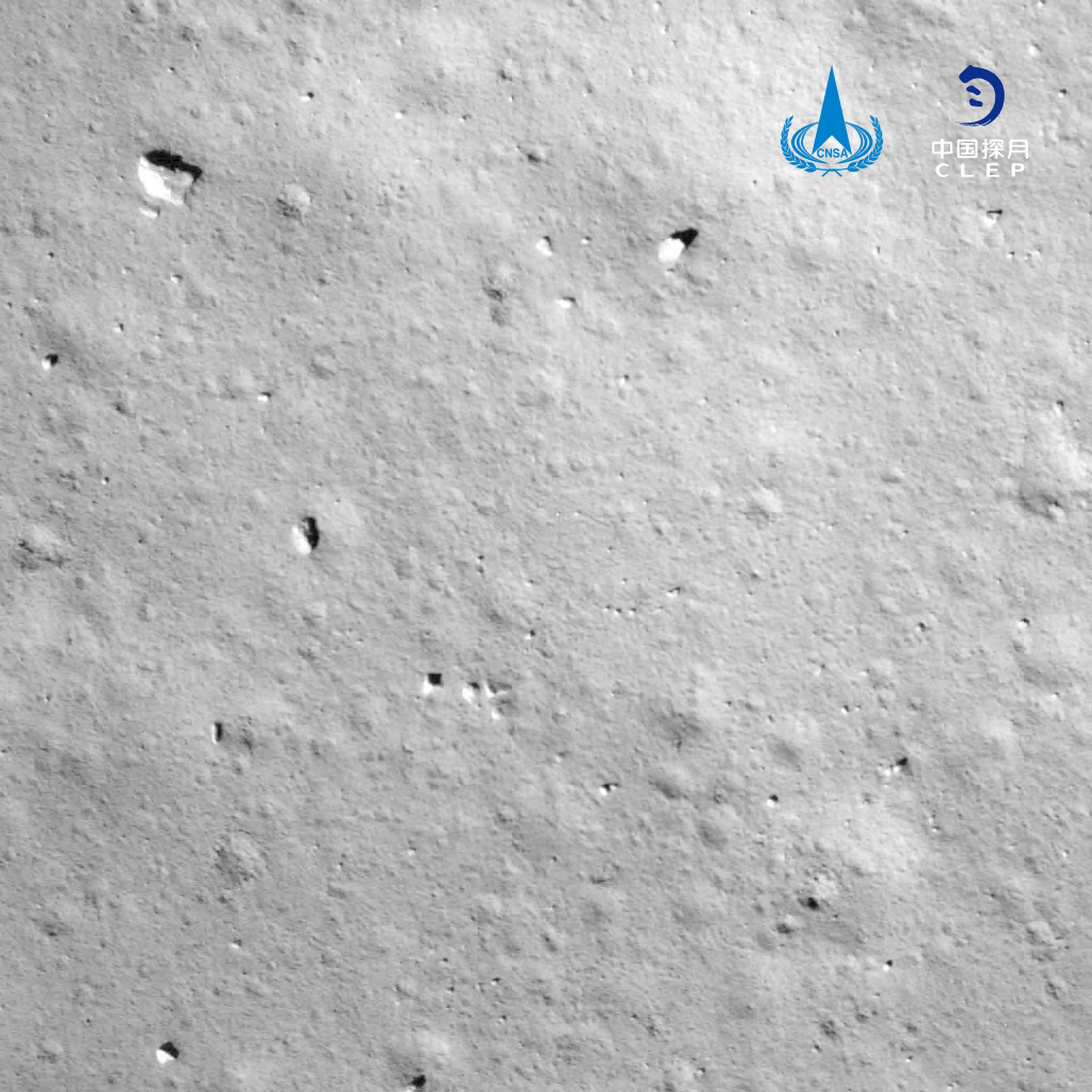 这是嫦娥五号探测器动力下降过程相机拍摄的图像。（新华社）
