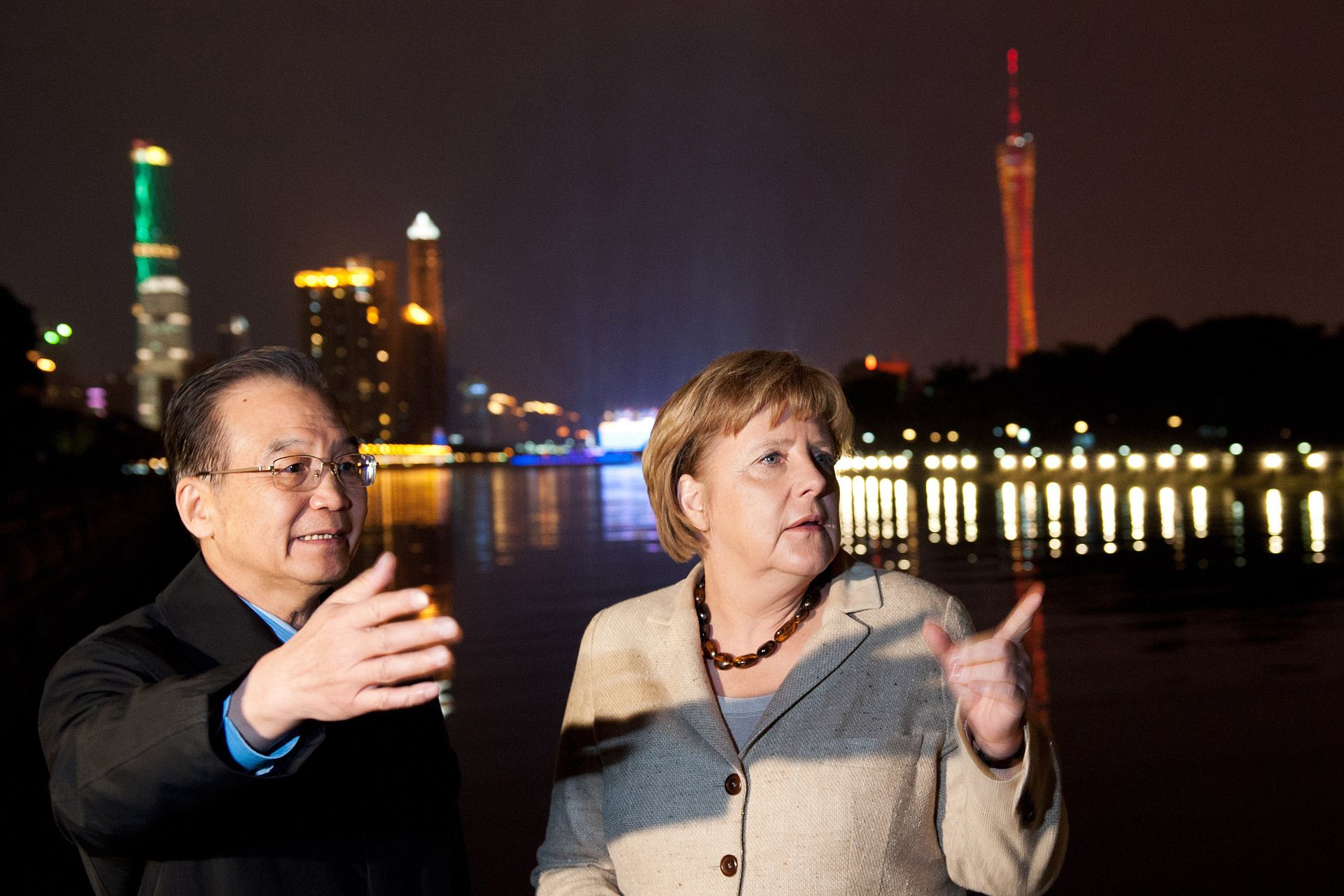 2012年2月3日，中国总理温家宝与德国总理默克尔在广州夜游珠江。（Getty）