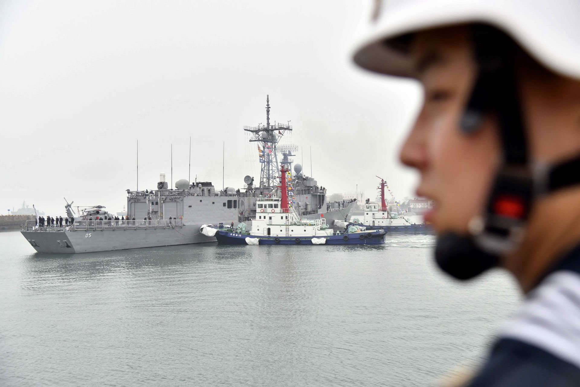 2019年4月22日，澳大利亚海军“墨尔本”号导弹护卫舰抵达中国青岛。（新华社）