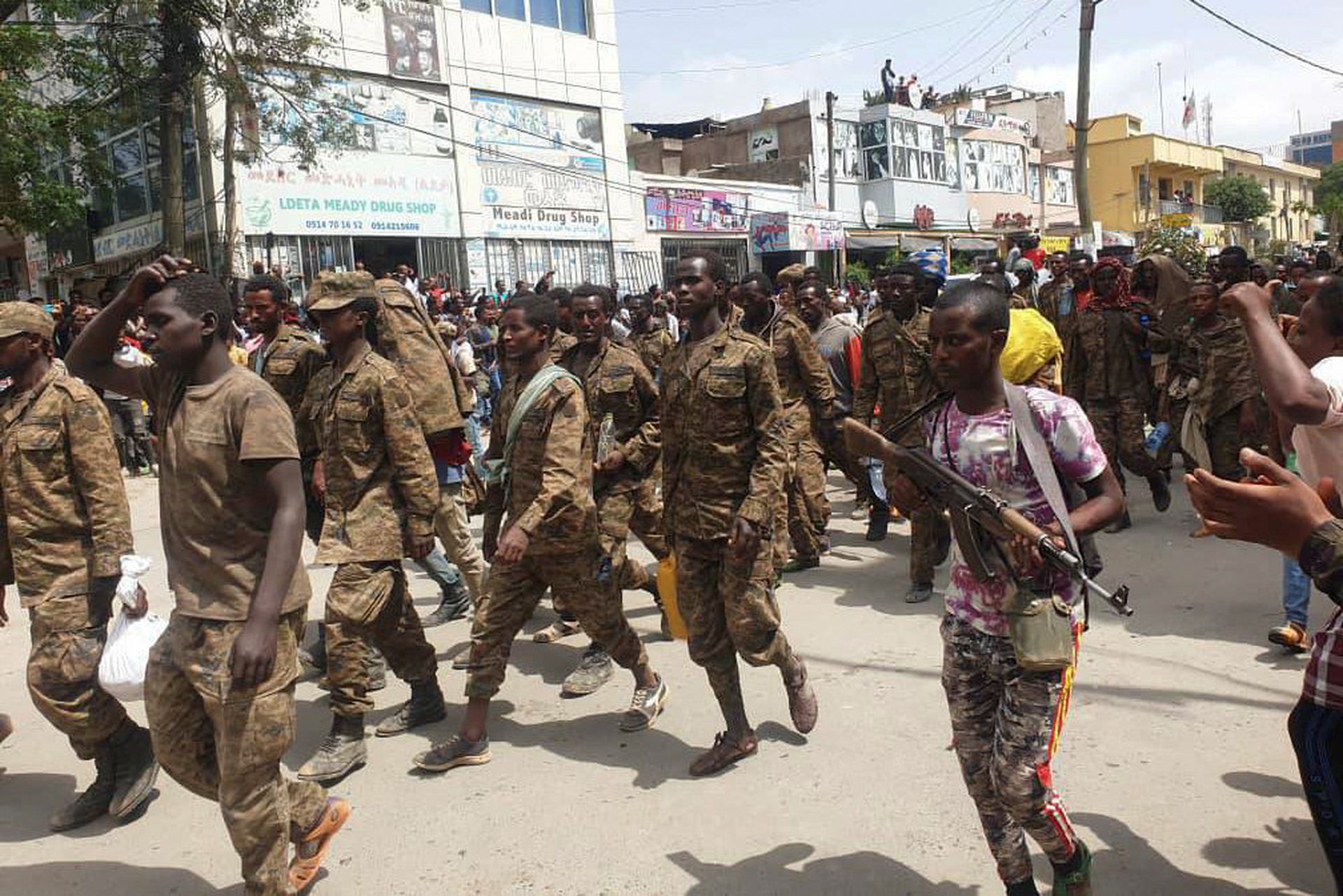 2021年7月3日，埃塞俄比亚政府军被提格雷州地方武装俘虏“游街示众”。（Reuters）